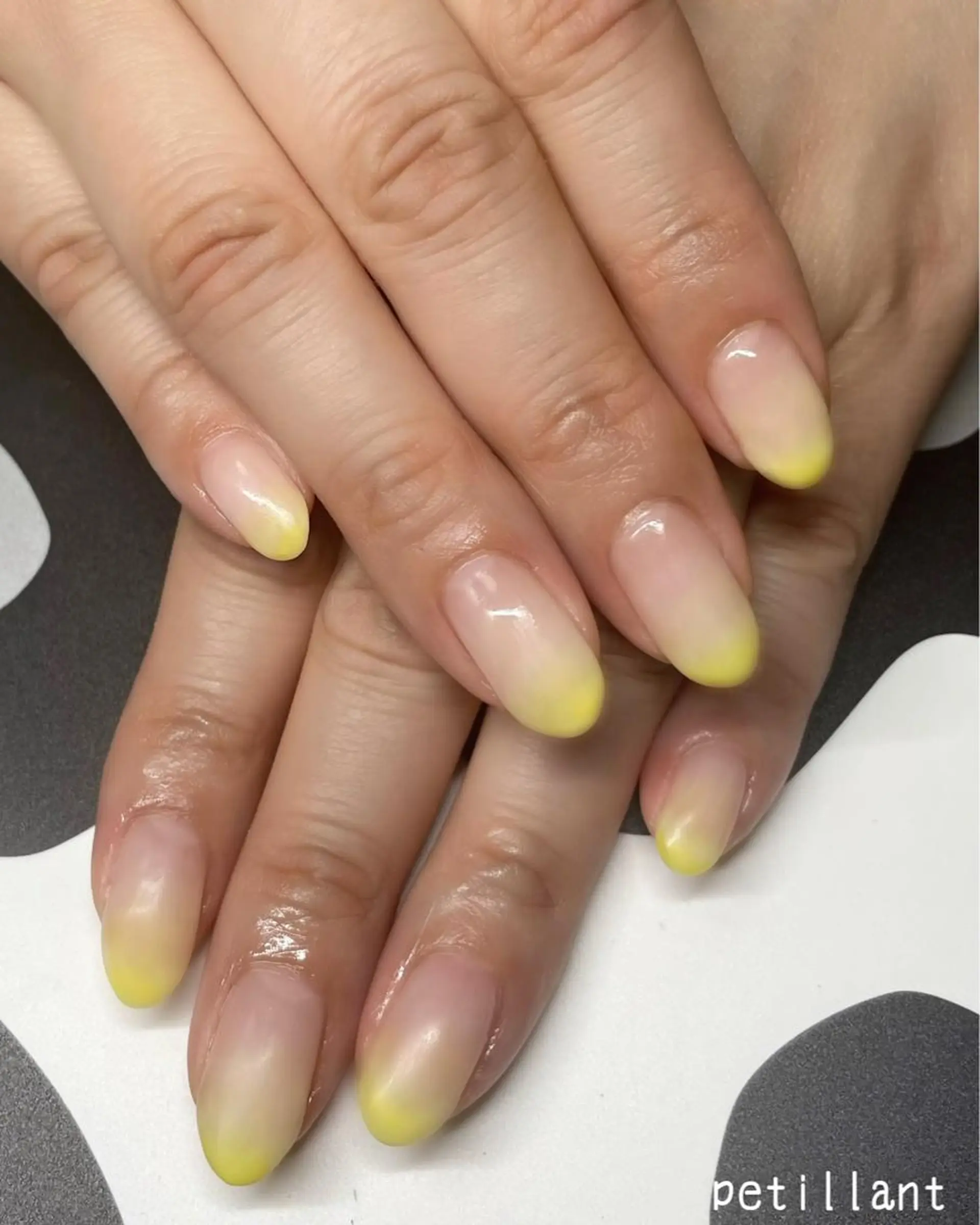 ネイル アートネイル グラデーション 持ち込み ホワイト 黄色 nail salon petillantのネイルデザイン