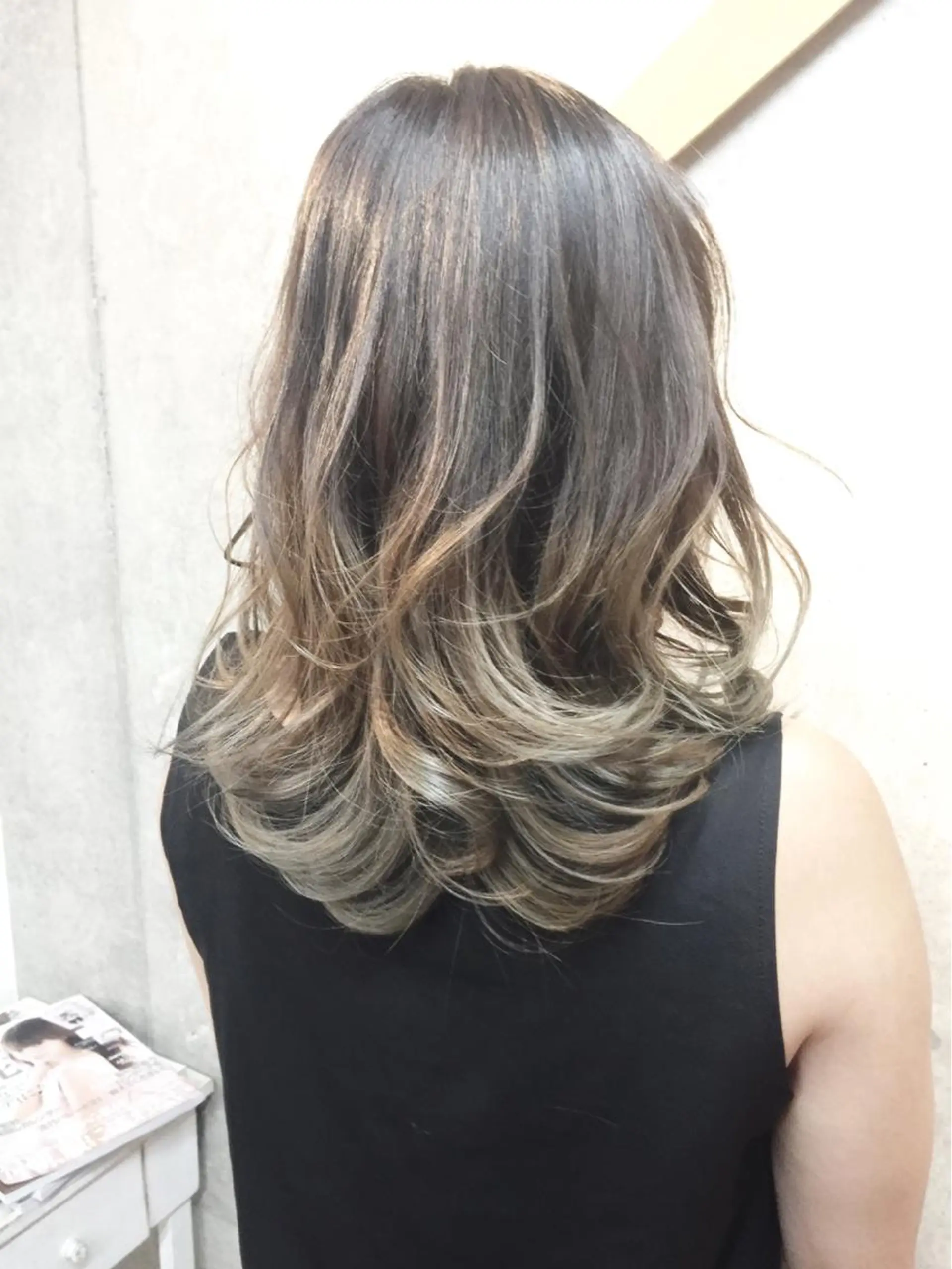 ミディアム セミロング カラー バレイヤージュ グレージュ レイヤーカット 及川 光のヘアスタイル