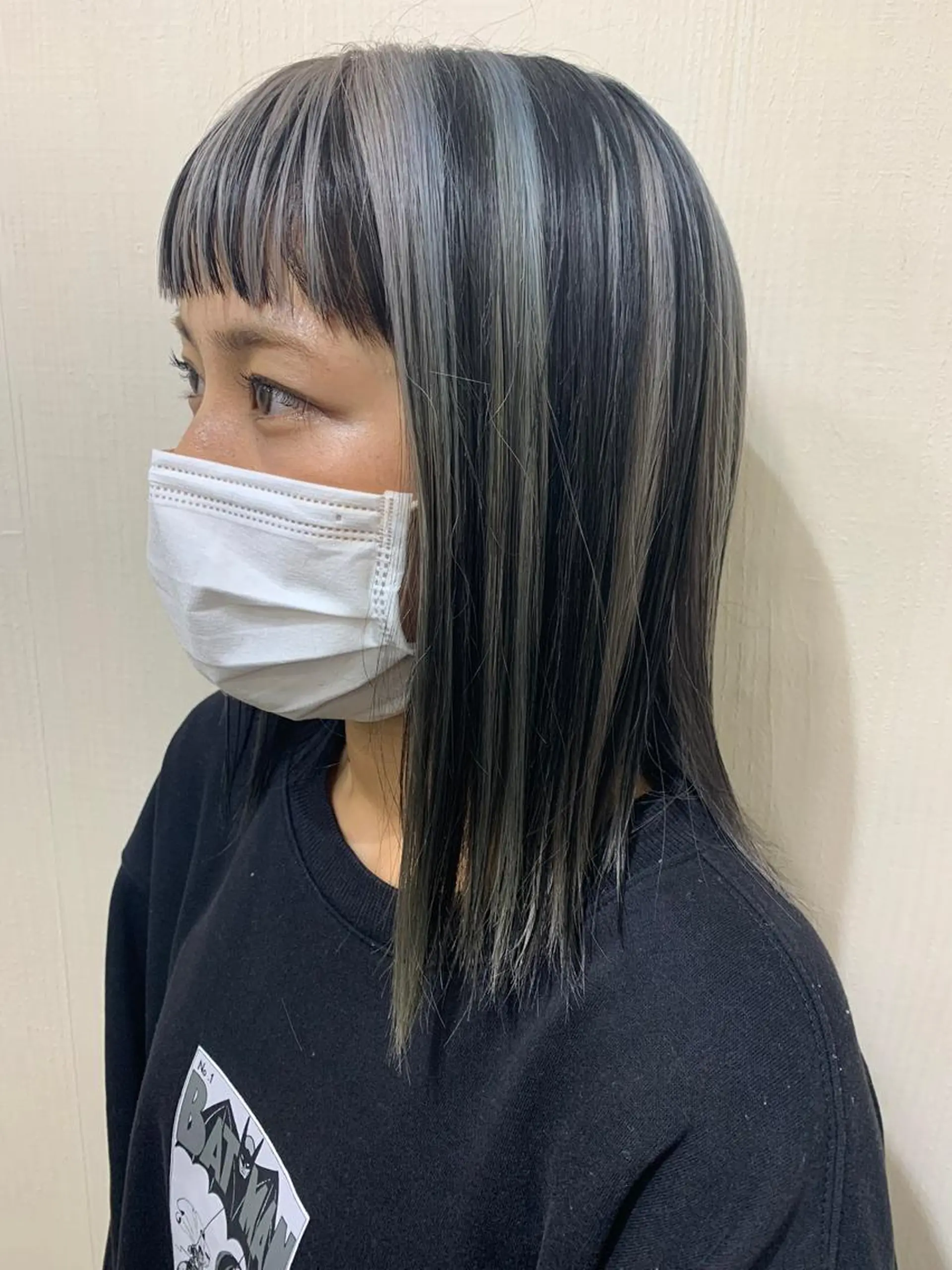 ミディアム カラー ヘアアレンジ 黒髪 ブリーチ ハイライトカラー シルバー ハイライト きむえり/髪質改善 /うねり広がり改善のヘアスタイル