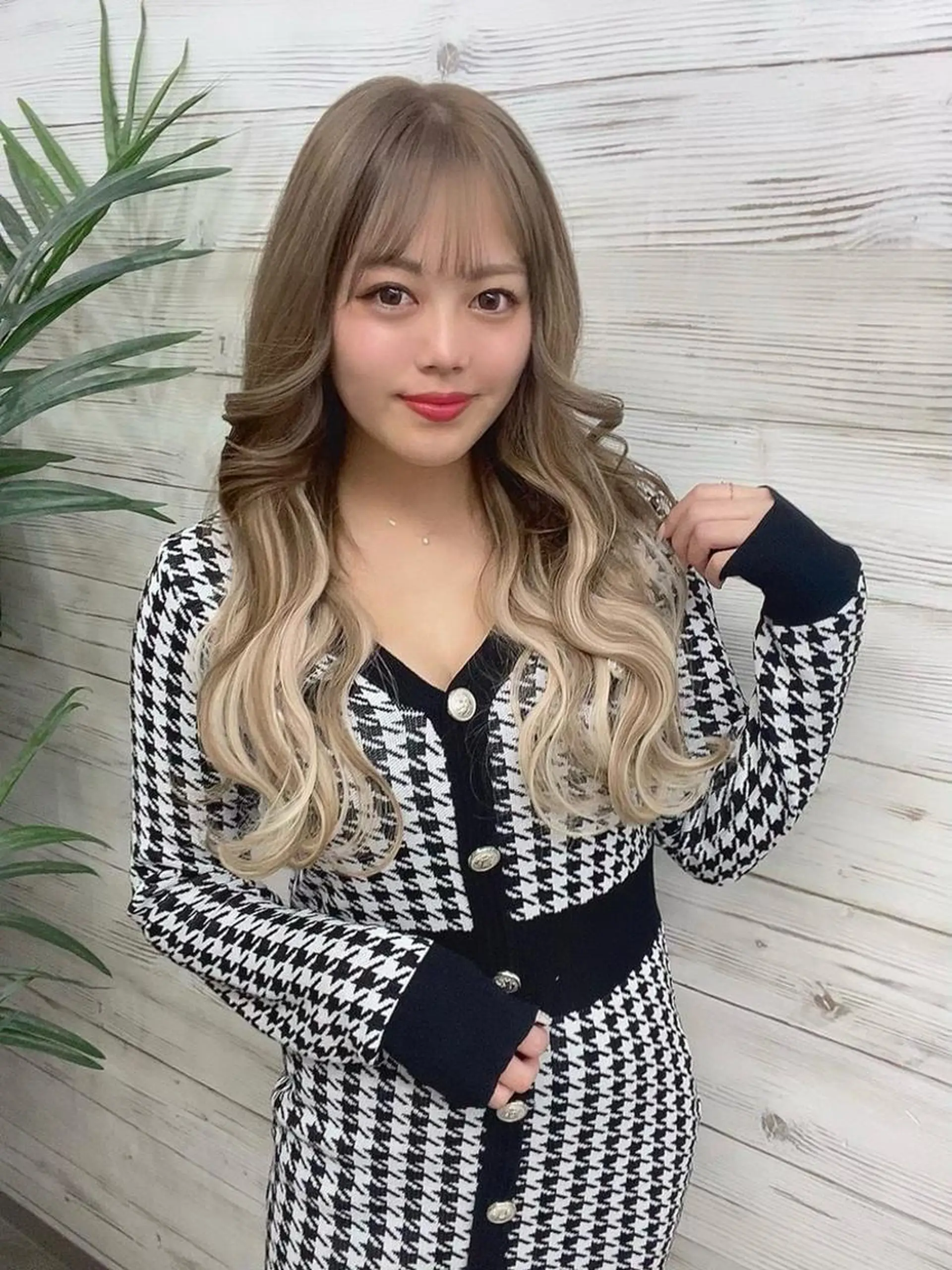 ミディアム カラー ヘアアレンジ アイブロウ ショートボブ 編み込みエクステ シールエクステ ミディアムパーマ バレイヤージュ LAVENDIA 初音のヘアスタイル
