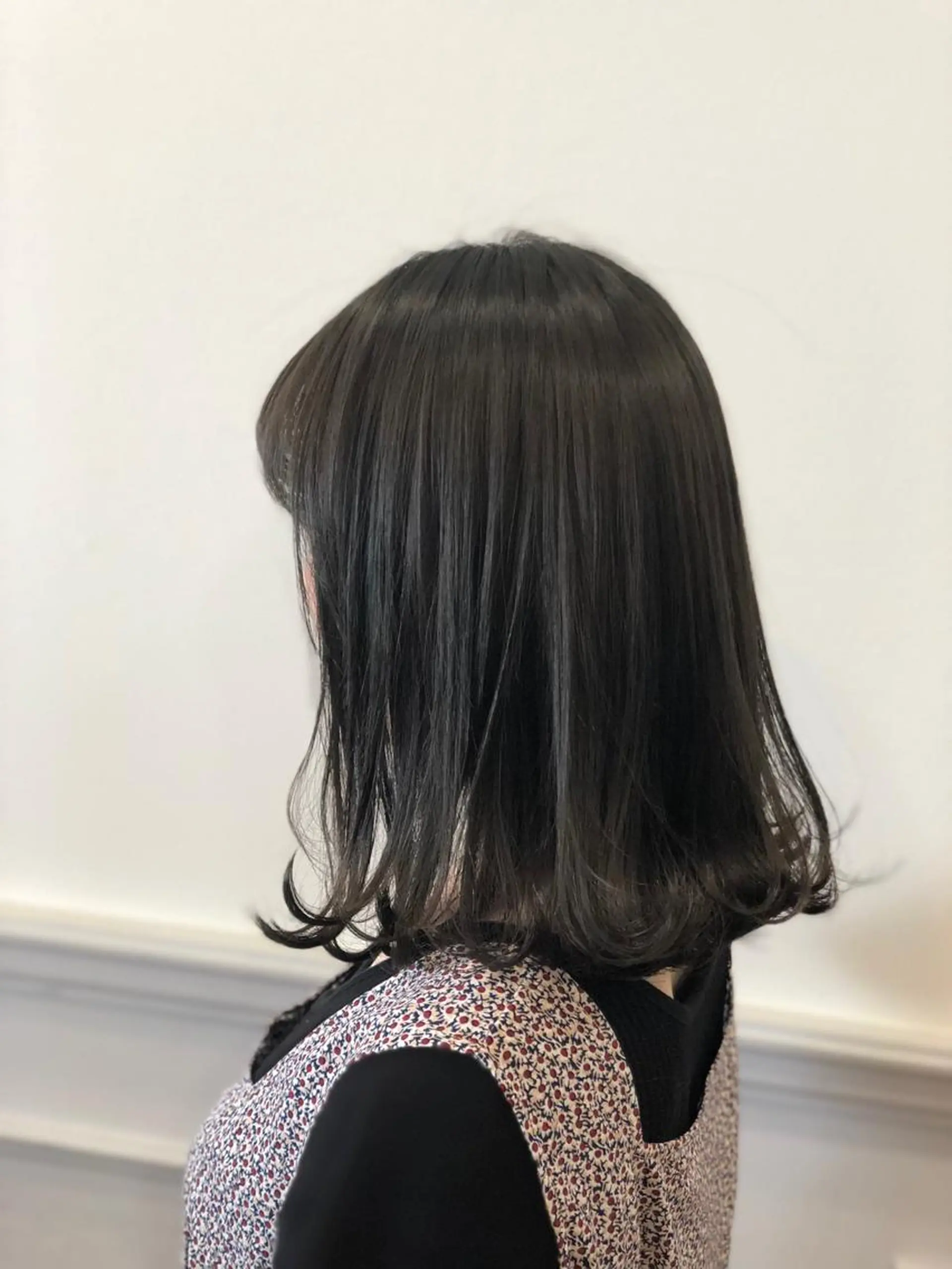 ミディアム カラー ダークグレー ひろせ かなのヘアスタイル