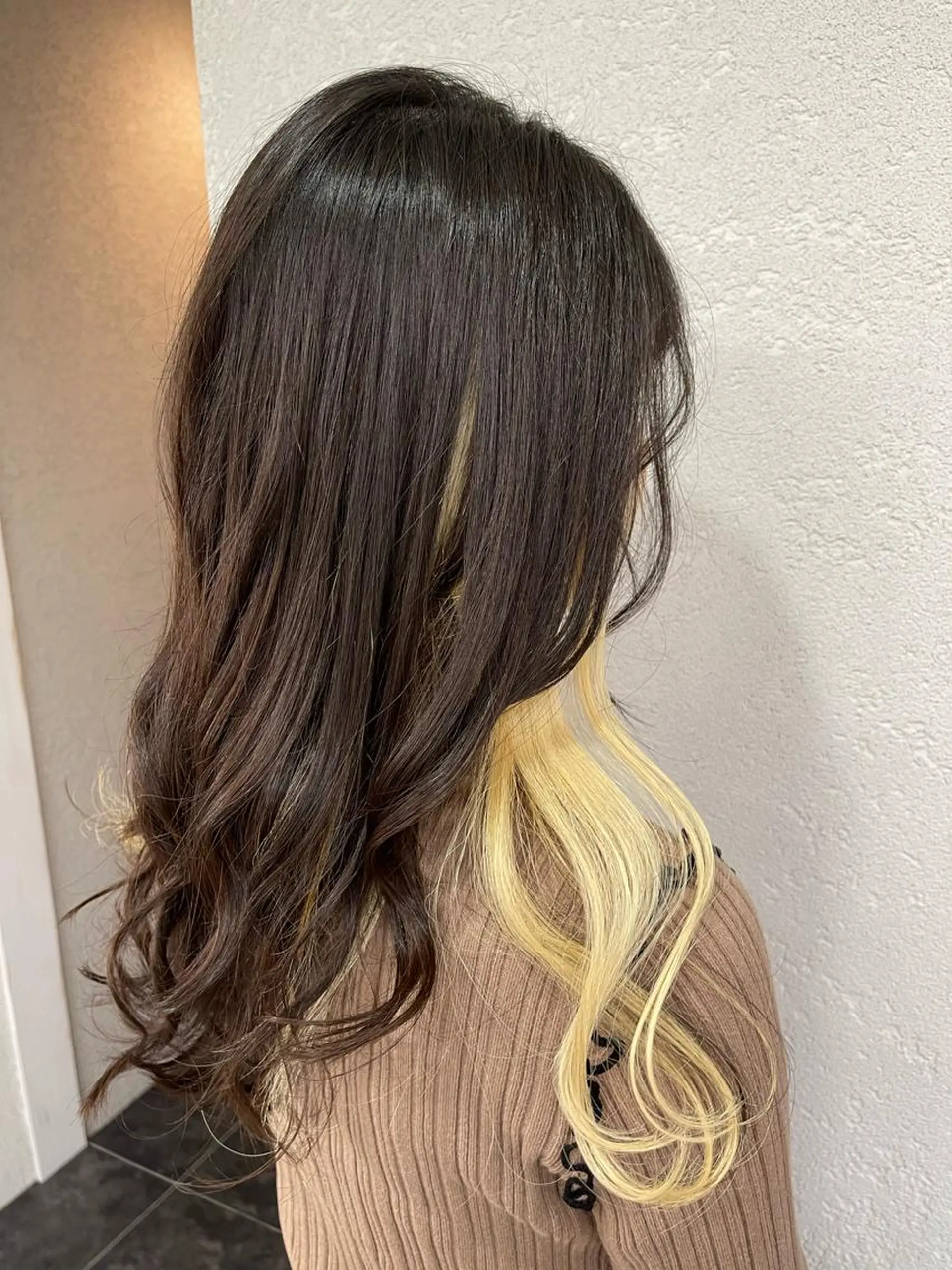 ロング カラー ベージュカラー 抜きっぱなしブロンド ブロンド ブロンドベージュ カット ヘアカラー トリートメント 槙川 郁弥のヘアスタイル