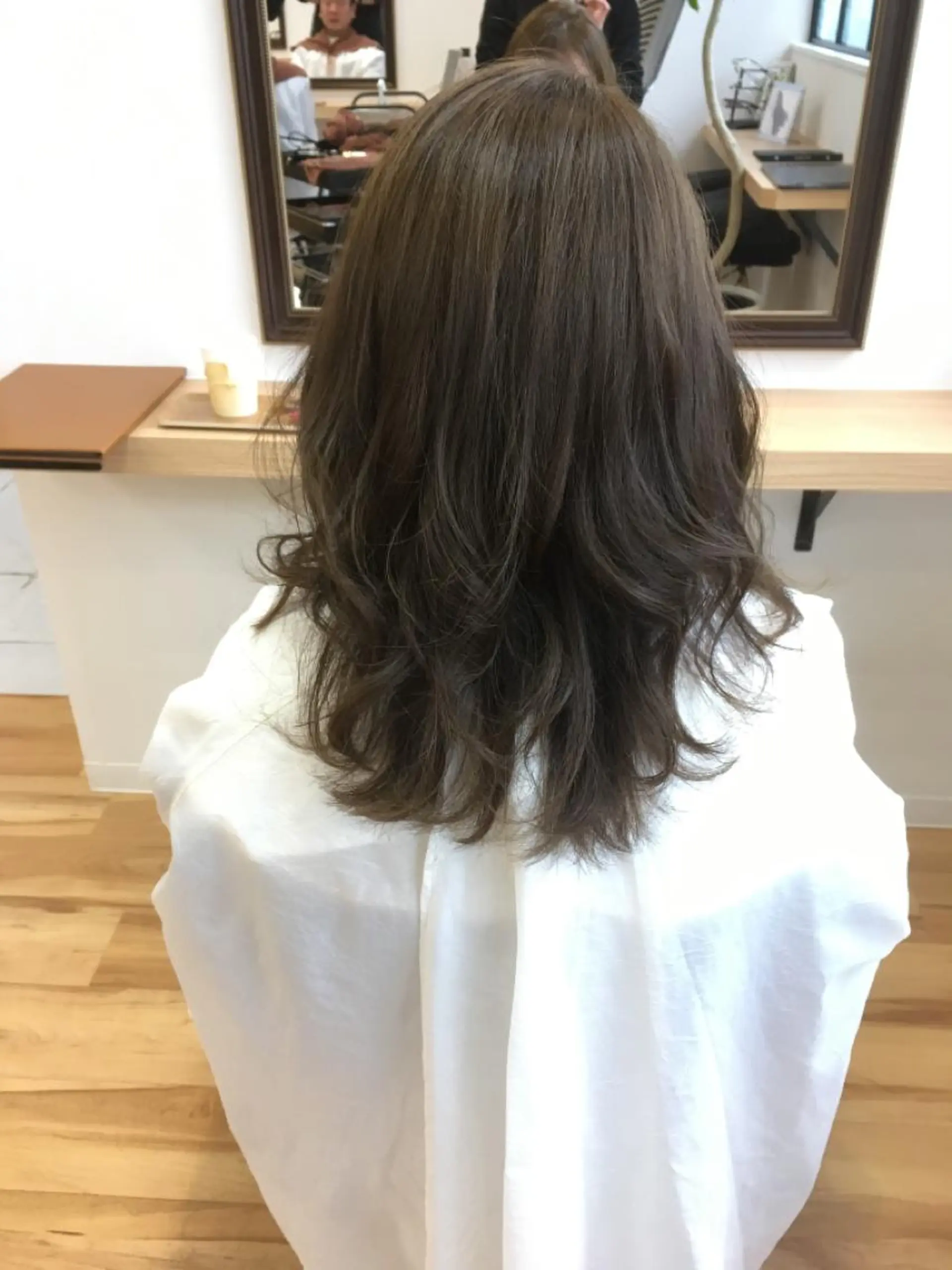 セミロング アッシュ ヘアカラー 神田 菜々子のヘアスタイル