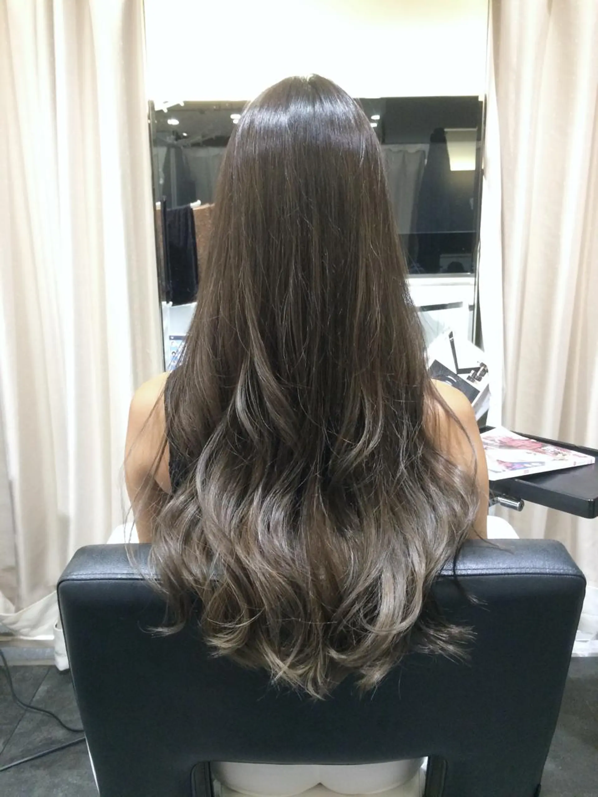 ロング カラー アッシュ アッシュグレー アッシュグレージュ バレイヤージュ ベージュカラー AMI Hair supply所属・髪質改善カラー韓国風 レイヤーtudaのヘアスタイル