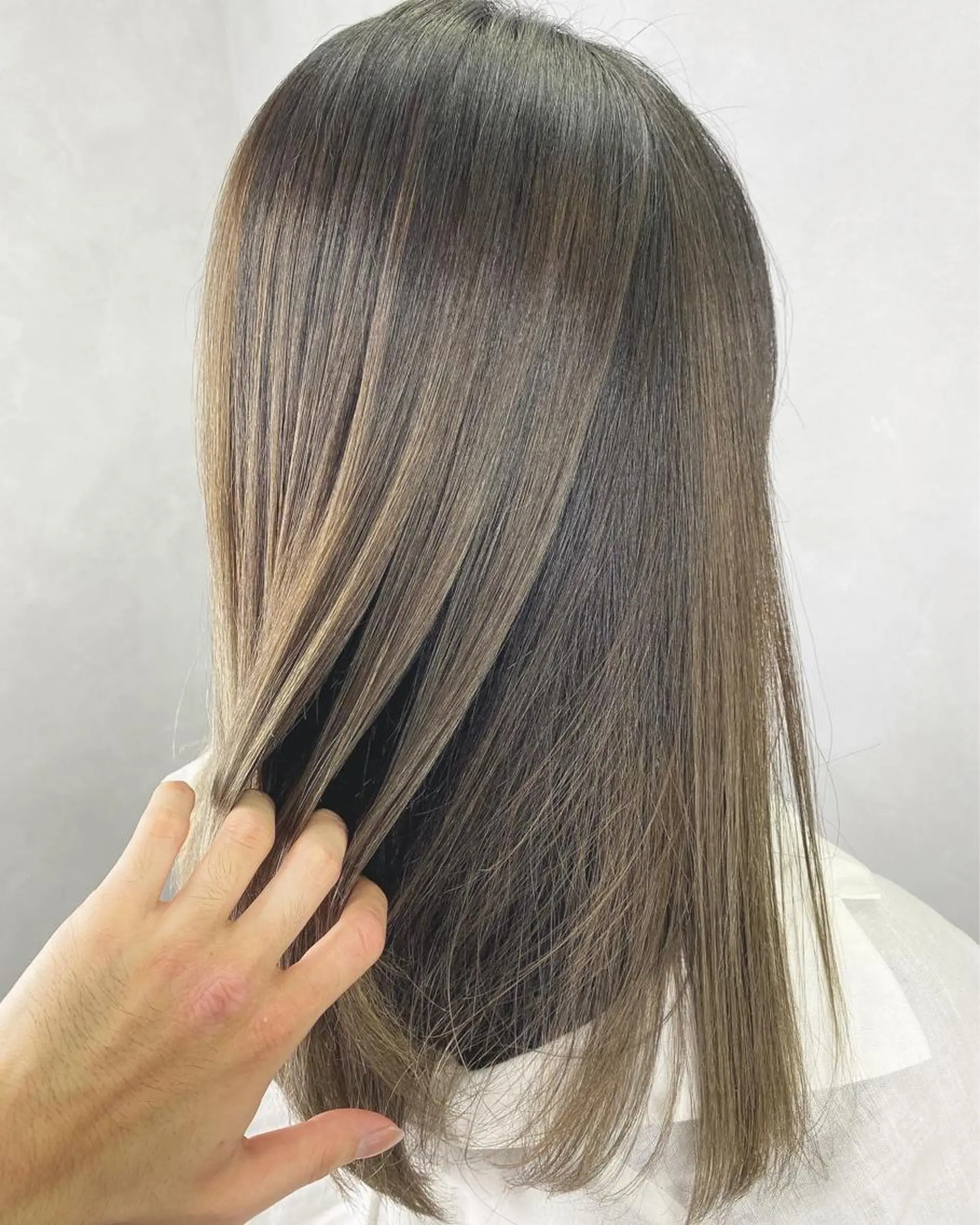 セミロング レイヤーカット カット ヘアカラー 縮毛矯正 トリートメント 根津 友輔のヘアスタイル