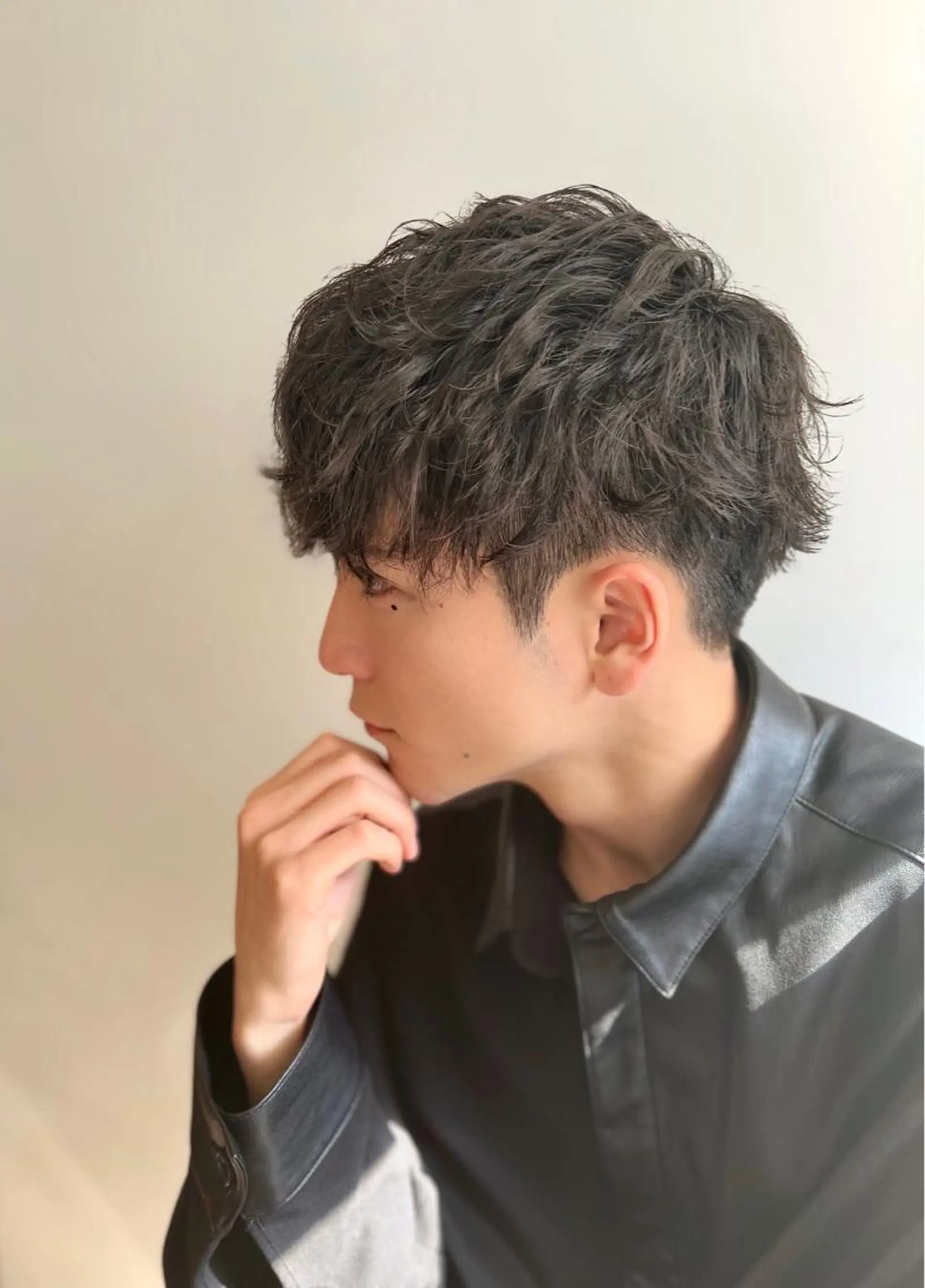 ショート パーマ メンズ メンズブリーチ センターパート フェードカット メンズハイライト メンズハイトーン メンズStylist 山根慧のヘアスタイル
