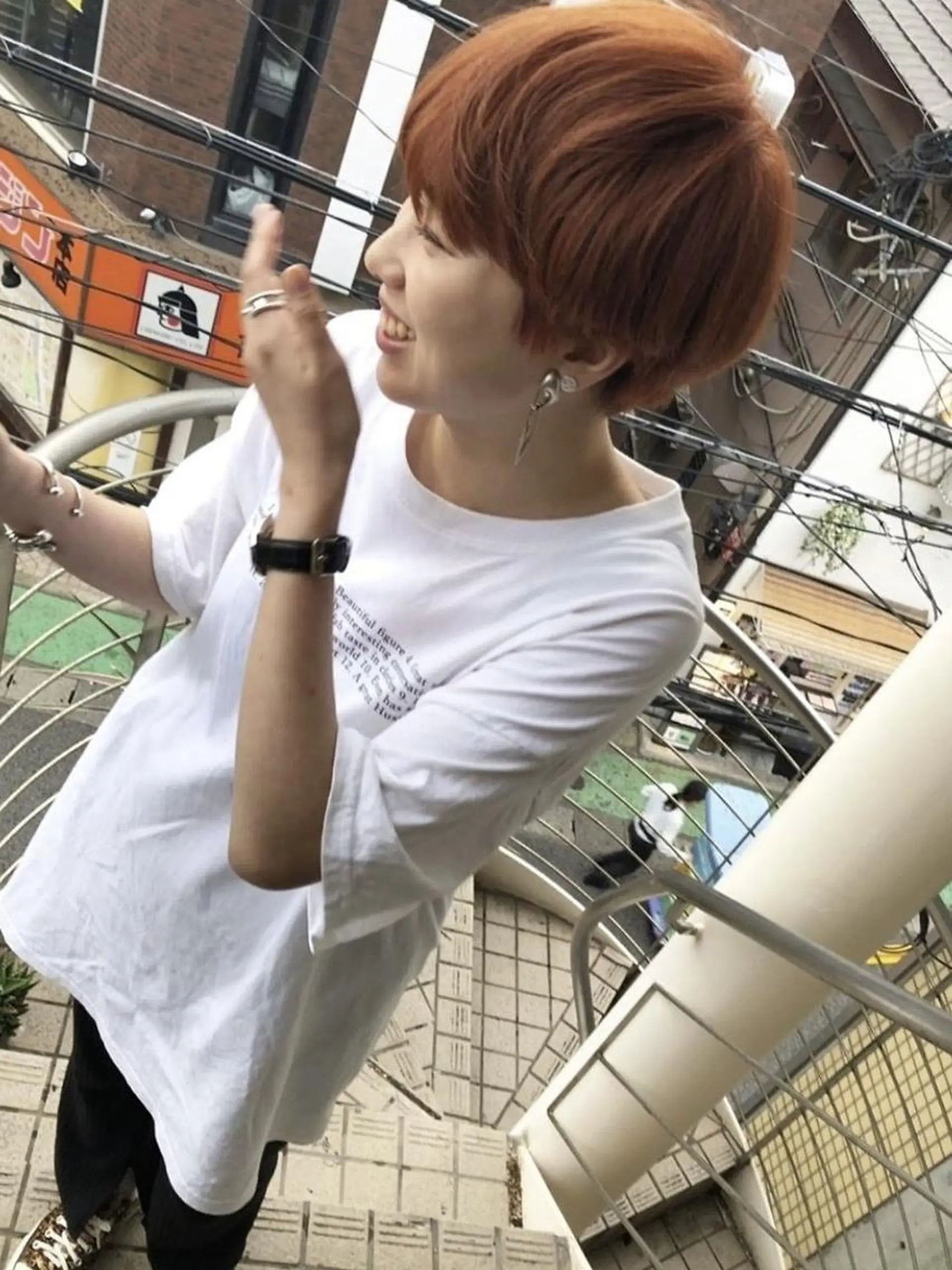 ショート カラー インナーカラー/ボブ イヤリングカラーのヘアスタイル