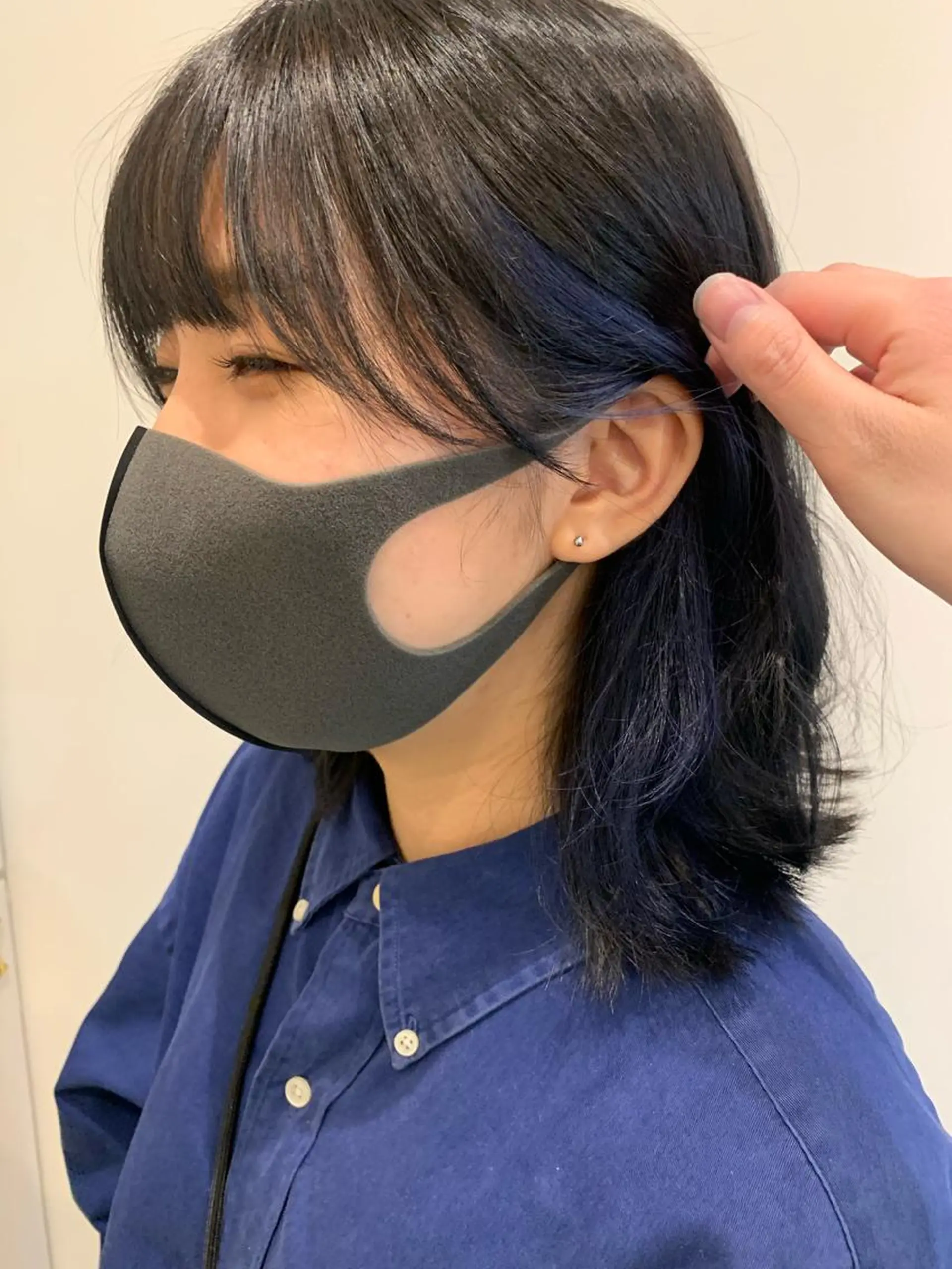 ミディアム カラー イヤリングカラー ネイビーカラー om's poka 伊藤百花のヘアスタイル