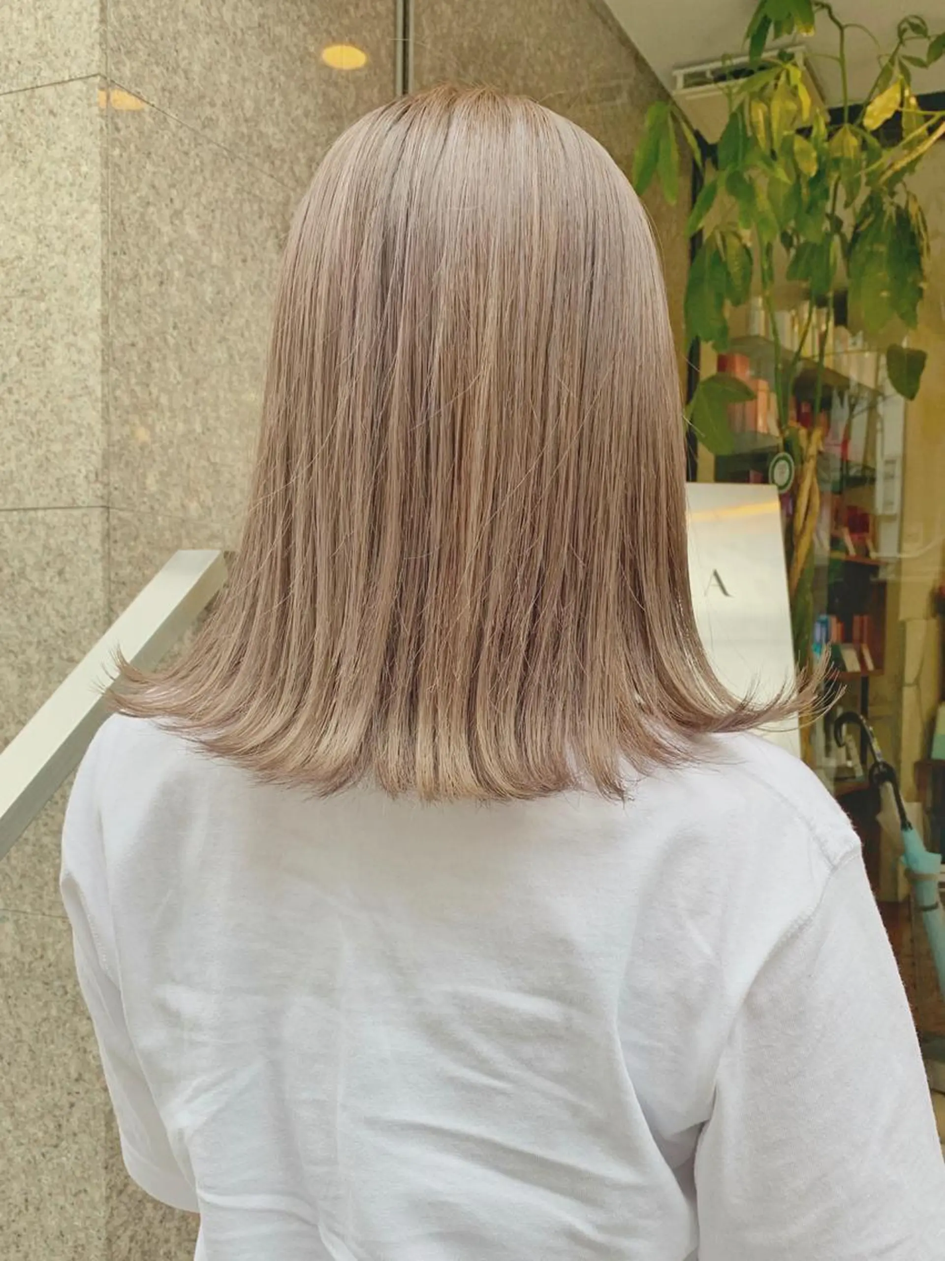 ミディアム カラー グレージュ ミルクティーグレージュ カット ヘアカラー トリートメント 矢野 晃平のヘアスタイル