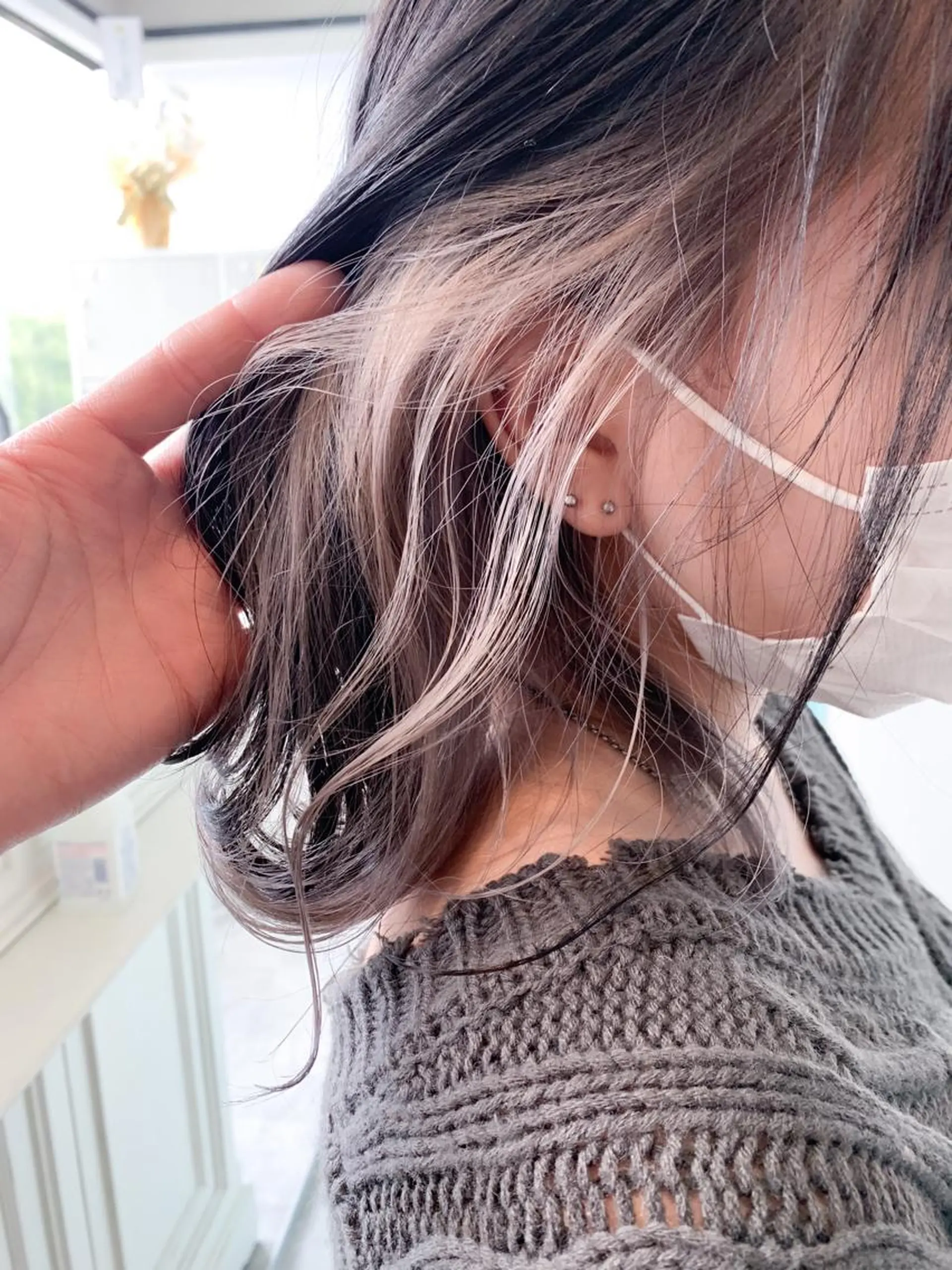 ミディアム カラー ベージュカラー イヤリングカラー ホワイトベージュ ヘアカラー トリートメント トリートメント /カラー/NAOKIのヘアスタイル