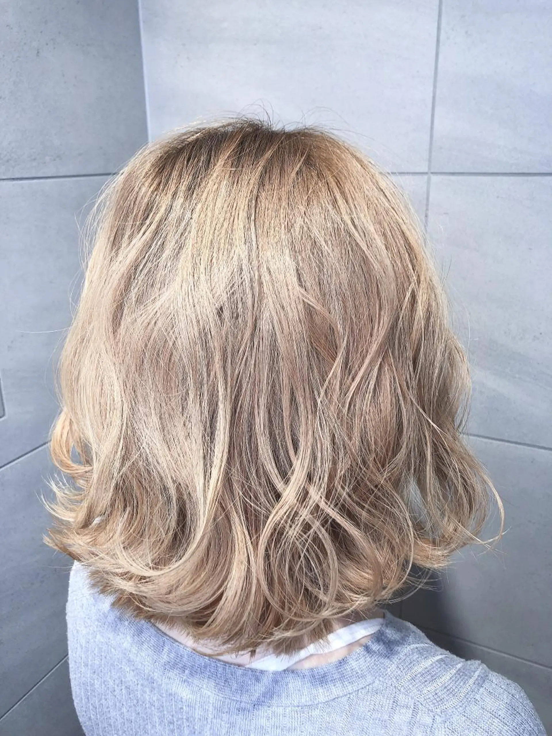 ミディアム カラー ベージュカラー ブリーチ ミルクティーベージュ ヘアカラー トリートメント 田中 アキオのヘアスタイル