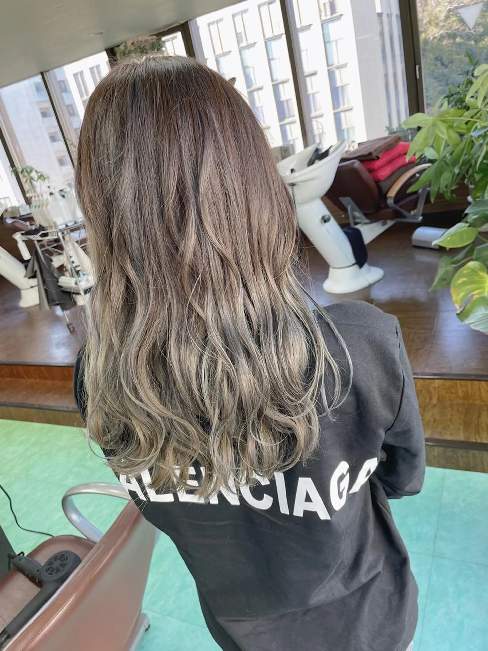 セミロング カラー アッシュ ブリーチ グラデーションカラー グレージュ ハイライトカラー ヘアカラー 土居 正季のヘアスタイル
