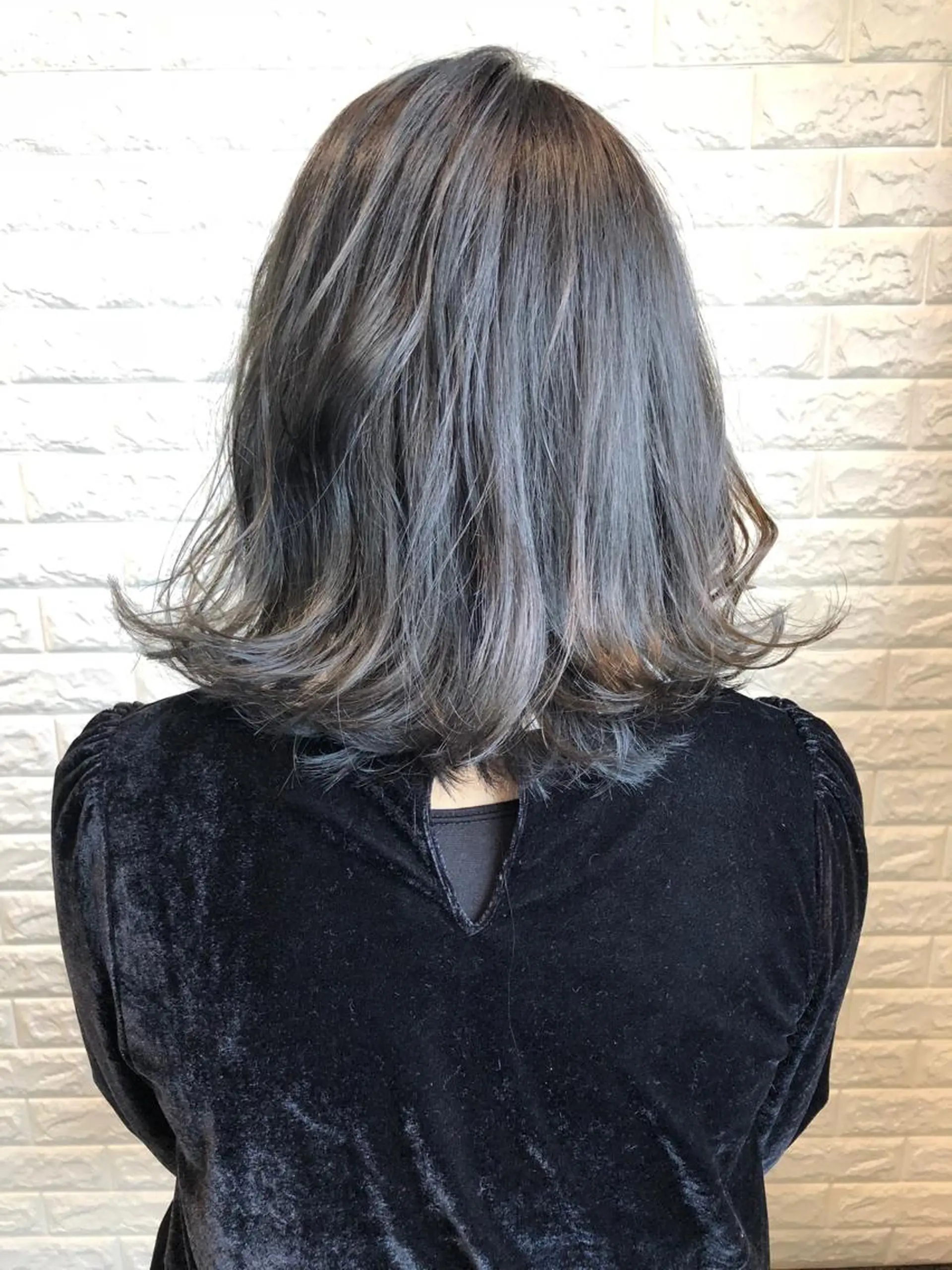 カラー アッシュ アッシュグレー アッシュグレージュ グレージュ 西本 夏美のヘアスタイル