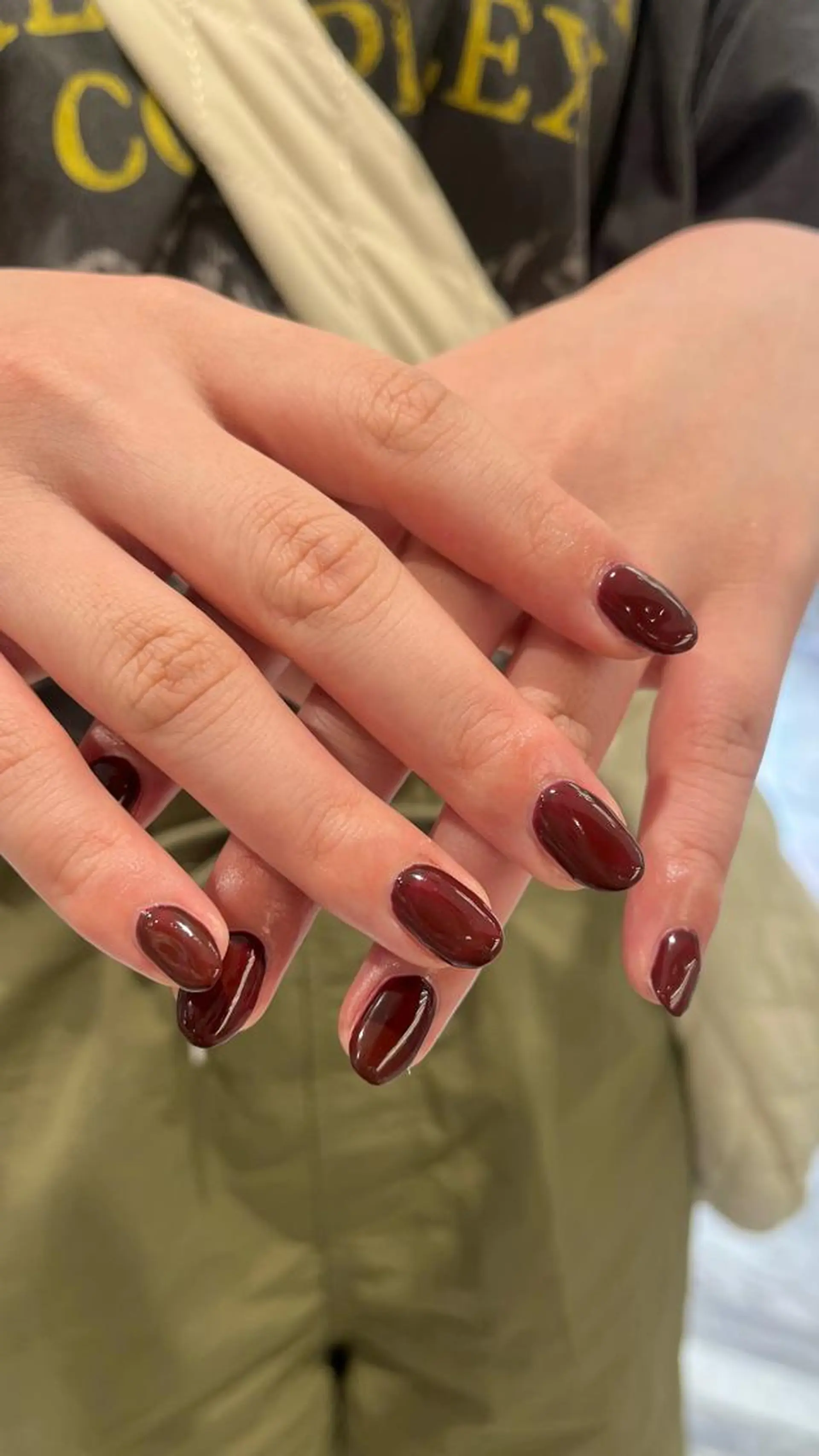 カラー ネイル マツエク・マツパ ボルドーカラー ボルドー ジェルネイル ワンカラーネイル パラジェル mai🤍縮毛酸性ス トレート/アイリストのヘアスタイル