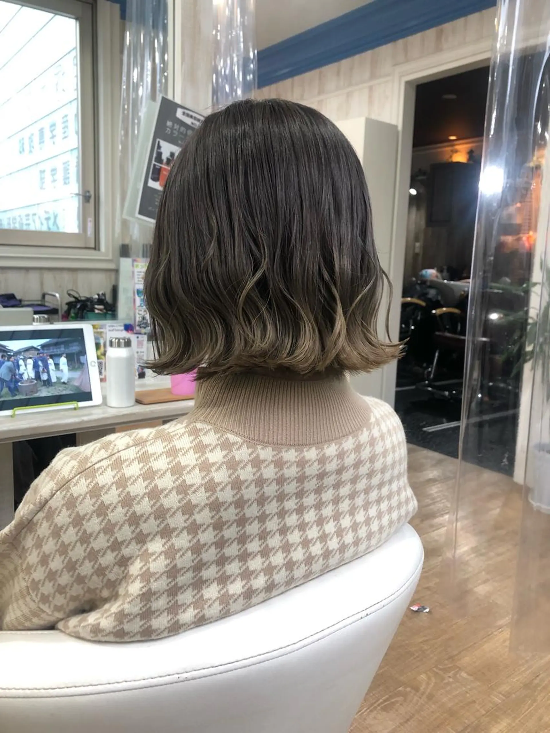 カラー white.梅田 デザインカラー🦄のヘアスタイル