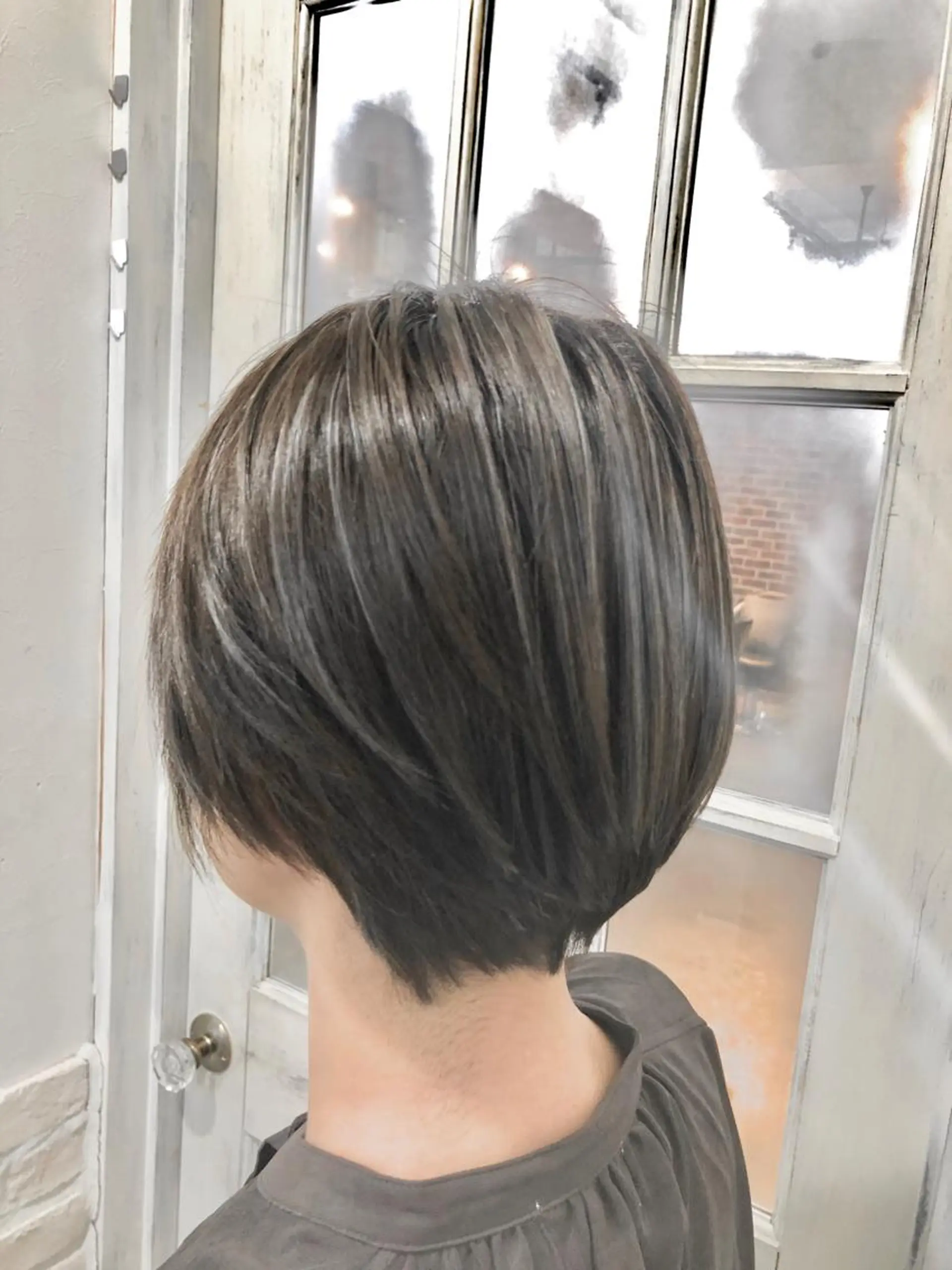 ショート 白いハイライト🤍 タナカリョウスケのヘアスタイル