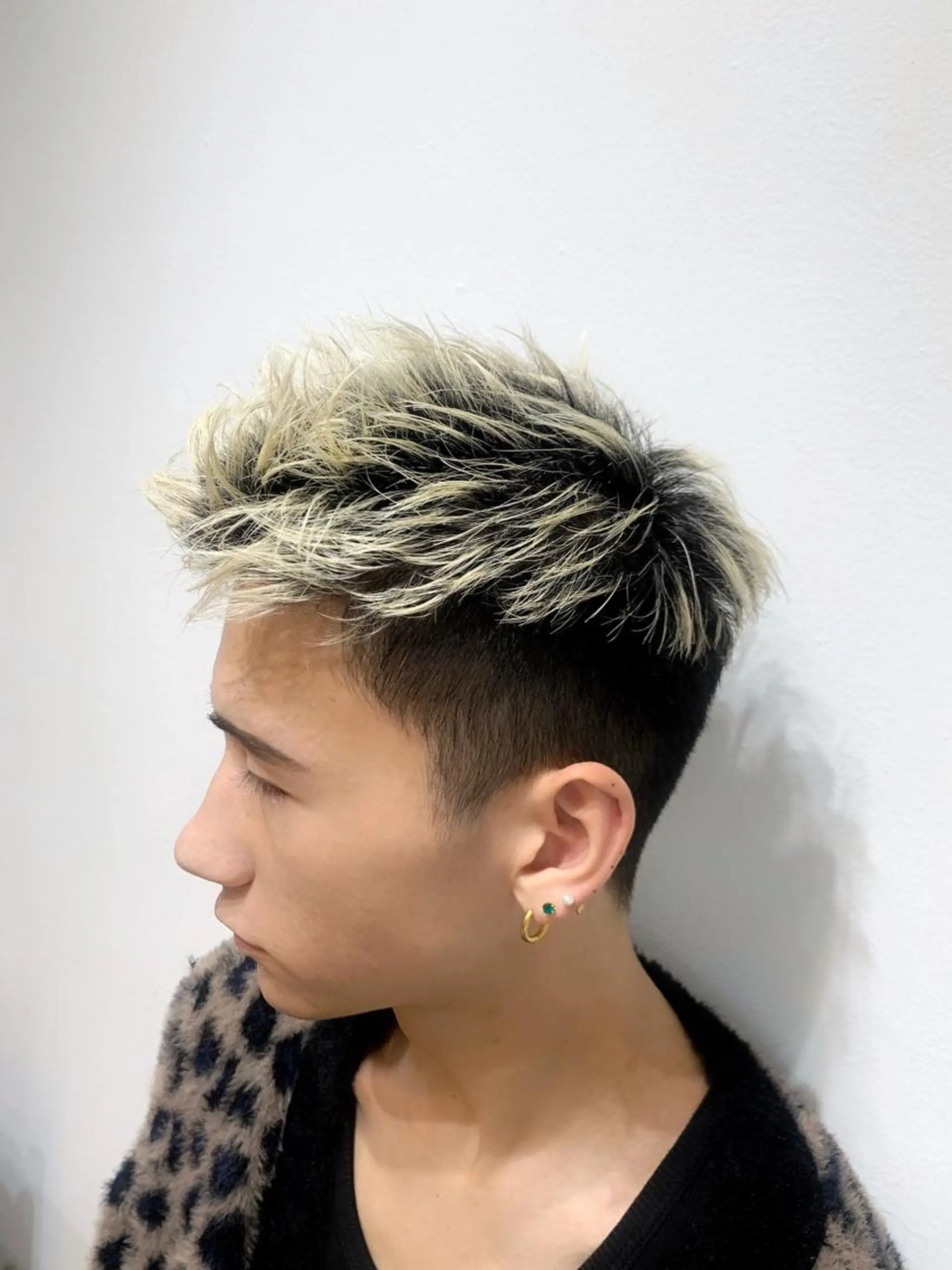 ショート カラー メンズ アップバング メンズブリーチ センターパート フェードカット メンズハイライト カット ヘアカラー メンズStylist 山根慧のヘアスタイル