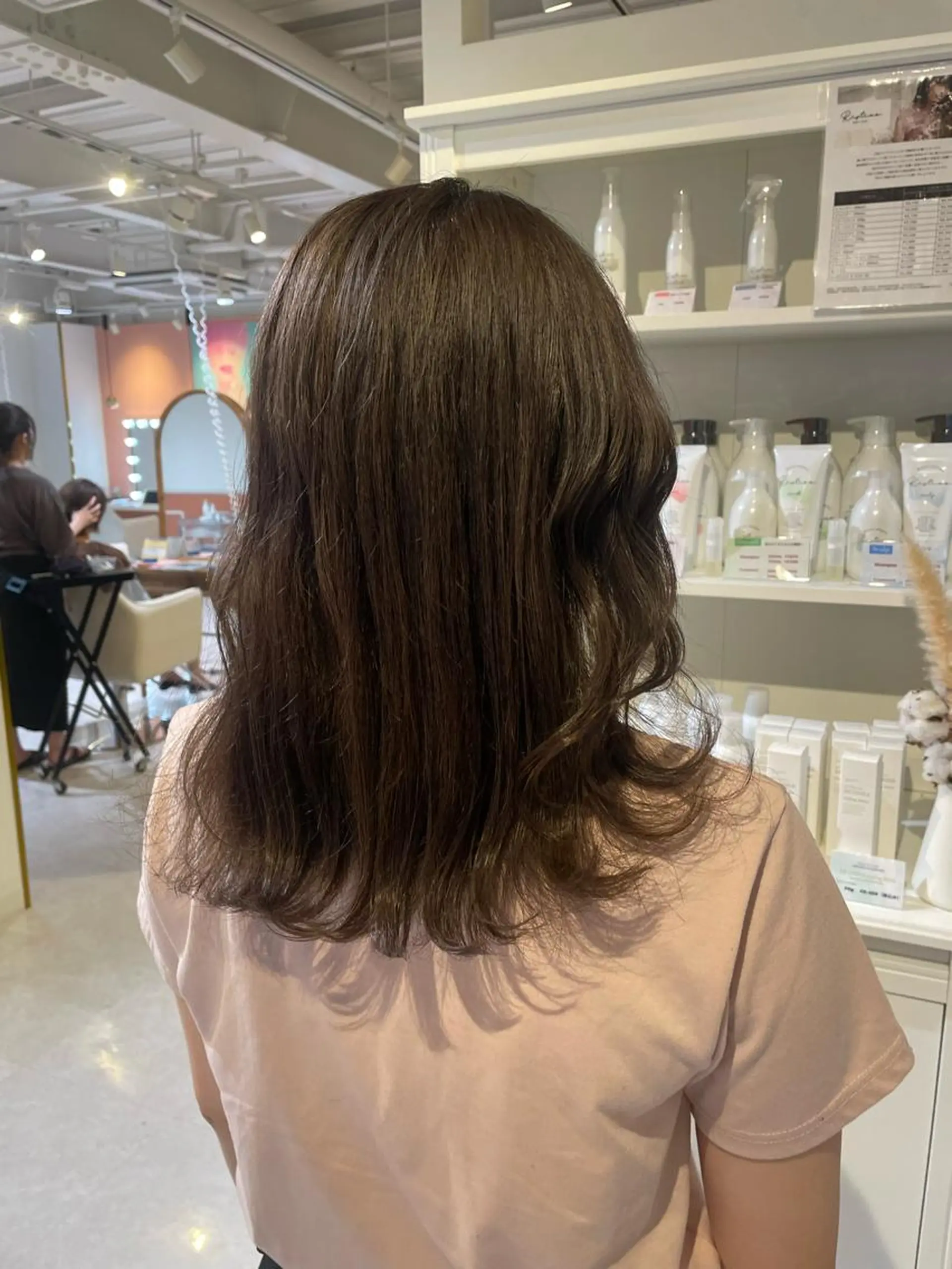 ミディアム カラー グレージュ ヘアカラー 和田 真依のヘアスタイル