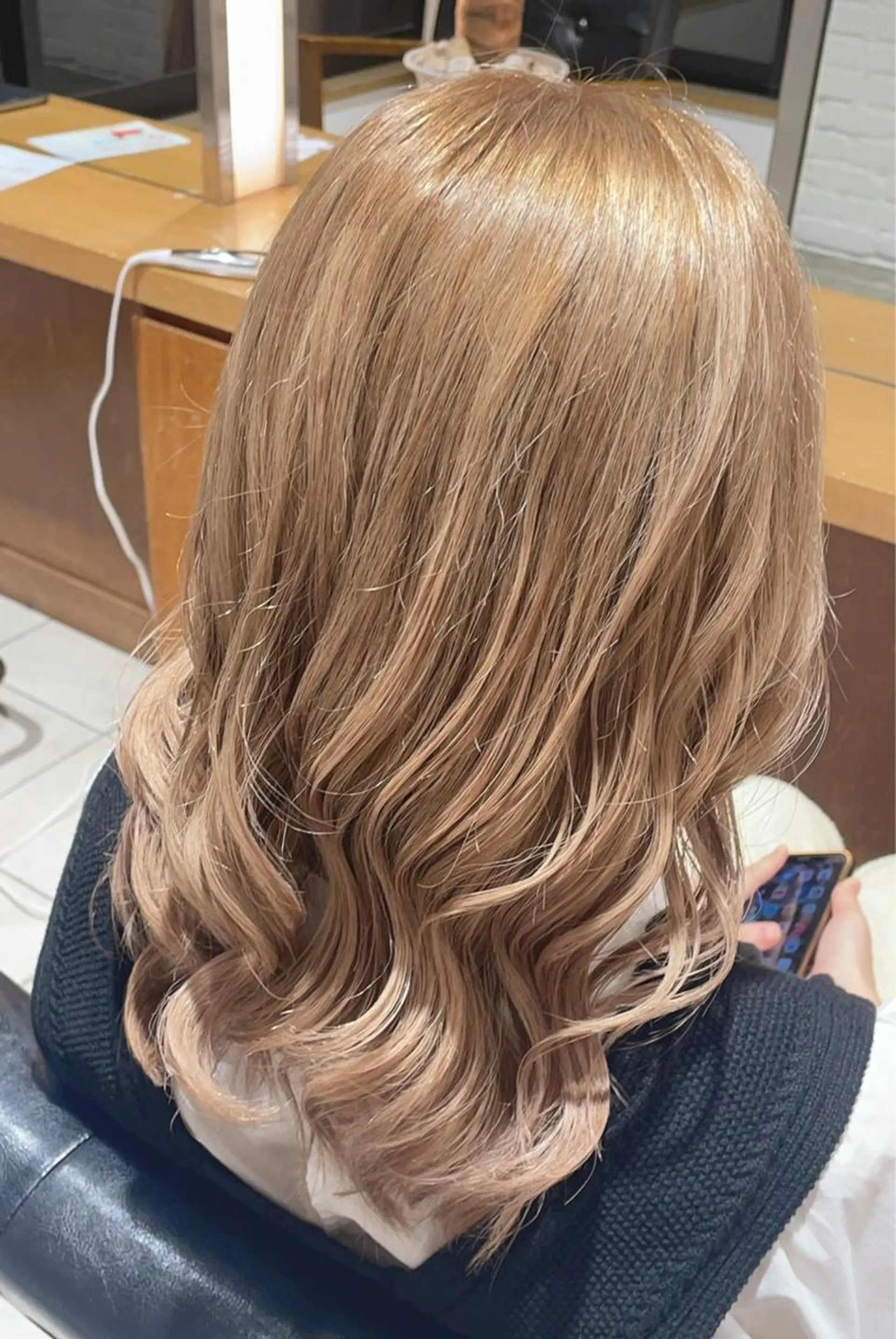 ロング カラー ベージュカラー ブリーチ ミルクティーベージュ 🩰韓国レイヤー🩷 艶カラー🌷小栁歩美のヘアスタイル