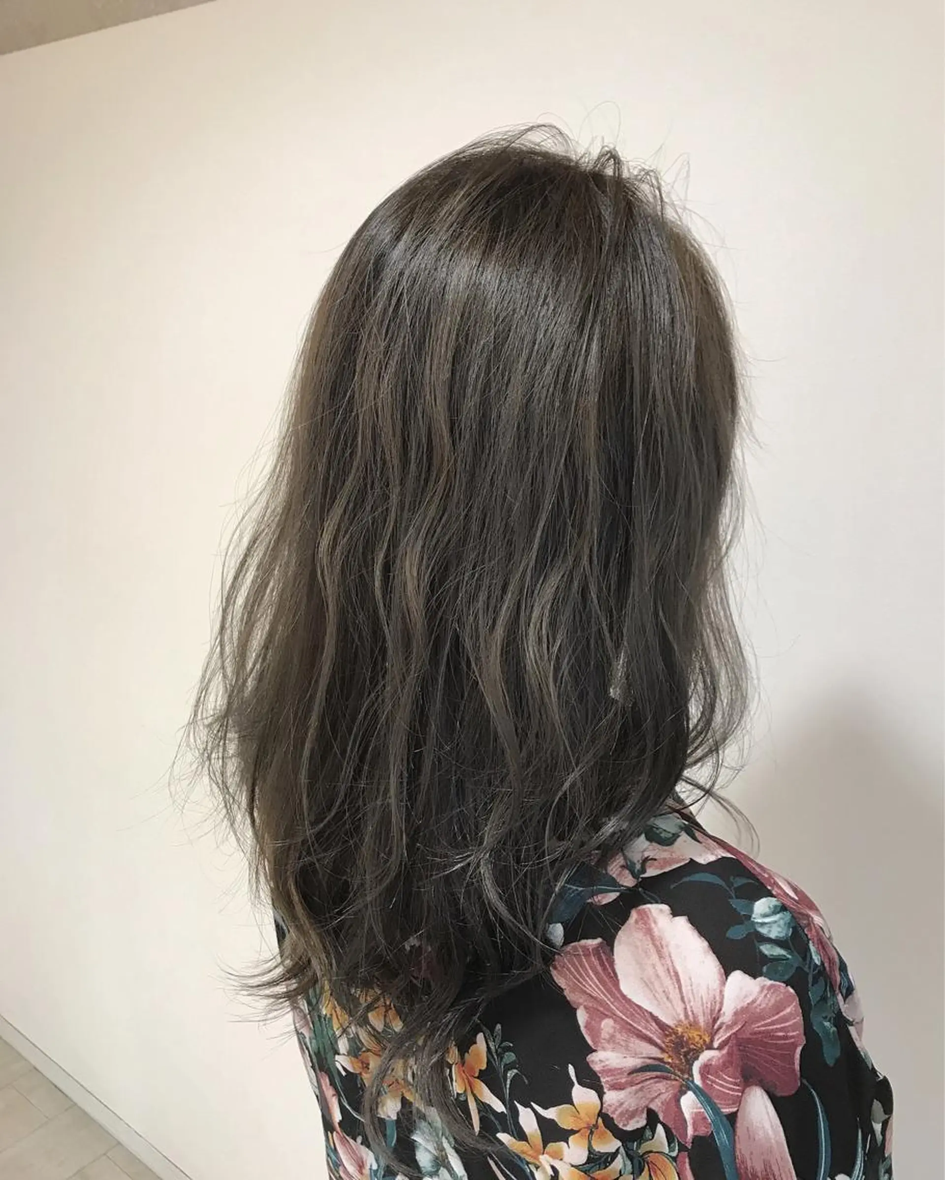 ロング カラー アッシュ アッシュグレー ハイライトカラー イルミナカラー ハイライト Miru by INCE HAIRのヘアスタイル