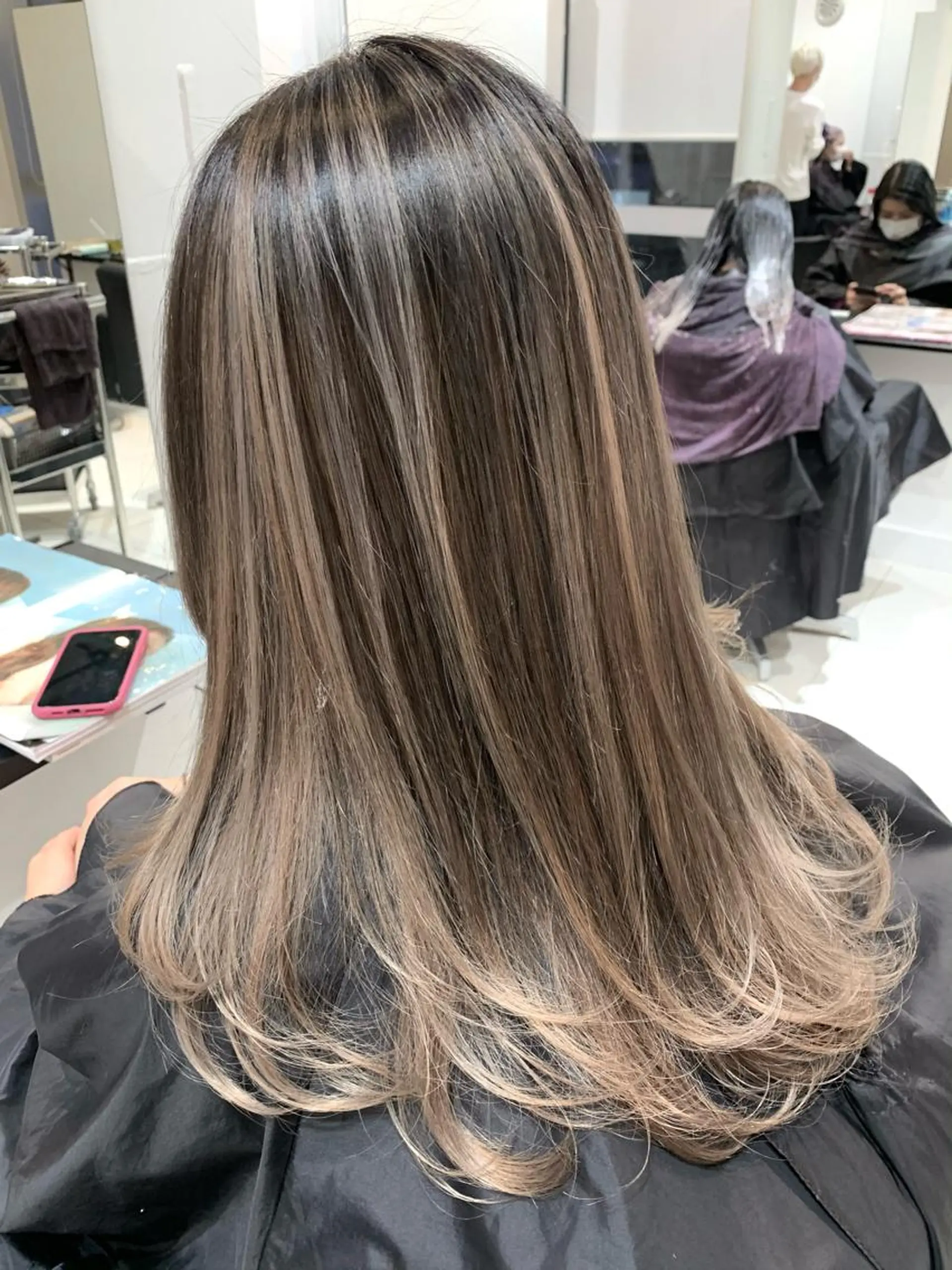 ロング カラー 切りっぱなしボブ バレイヤージュ 黒髪 グラデーションカラー ハイライトカラー 阿部 圭悟のヘアスタイル