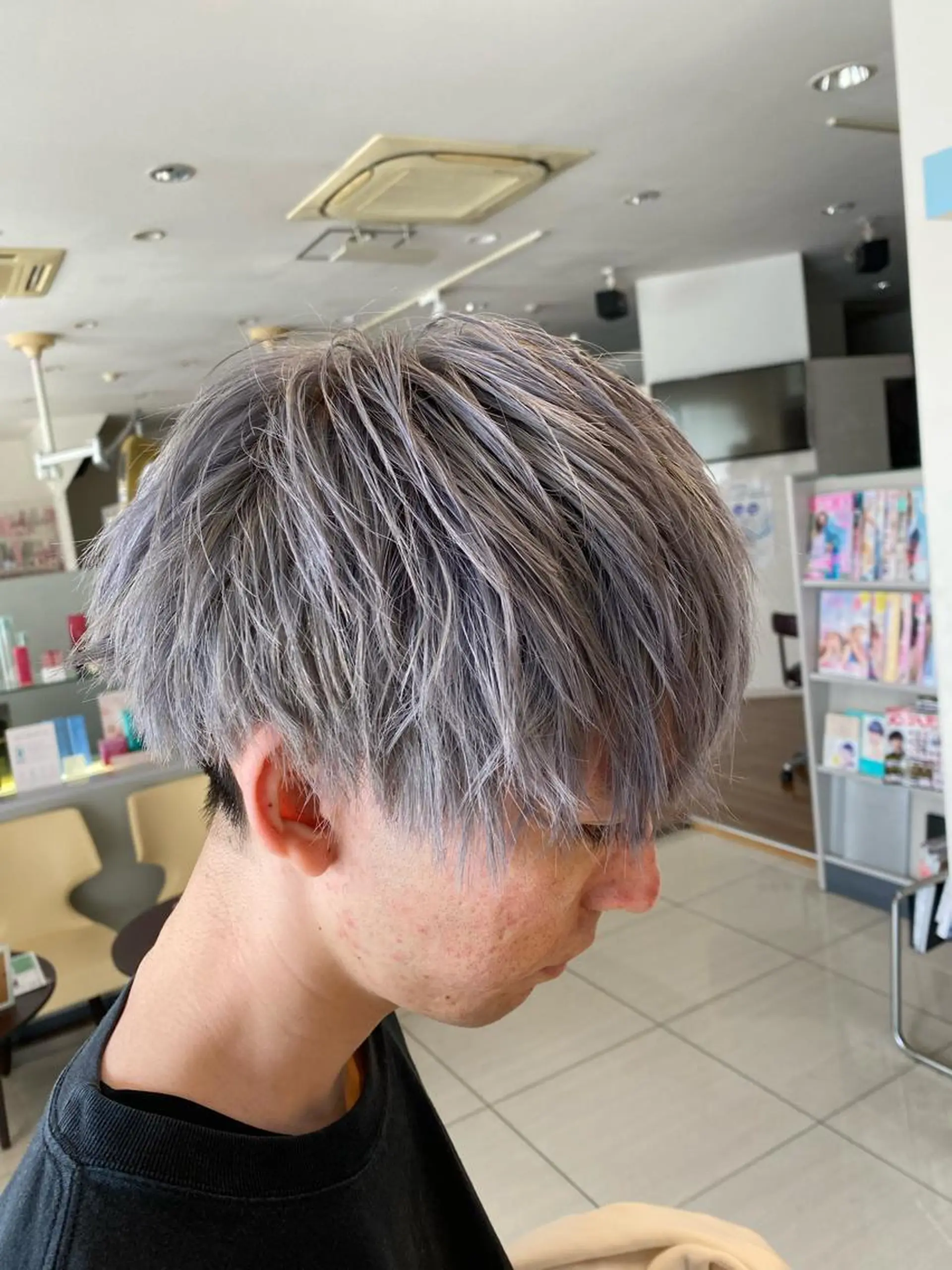 ショート カラー メンズ メンズブリーチ ブリーチ シルバー ヘアカラー 土井 祐之介のヘアスタイル