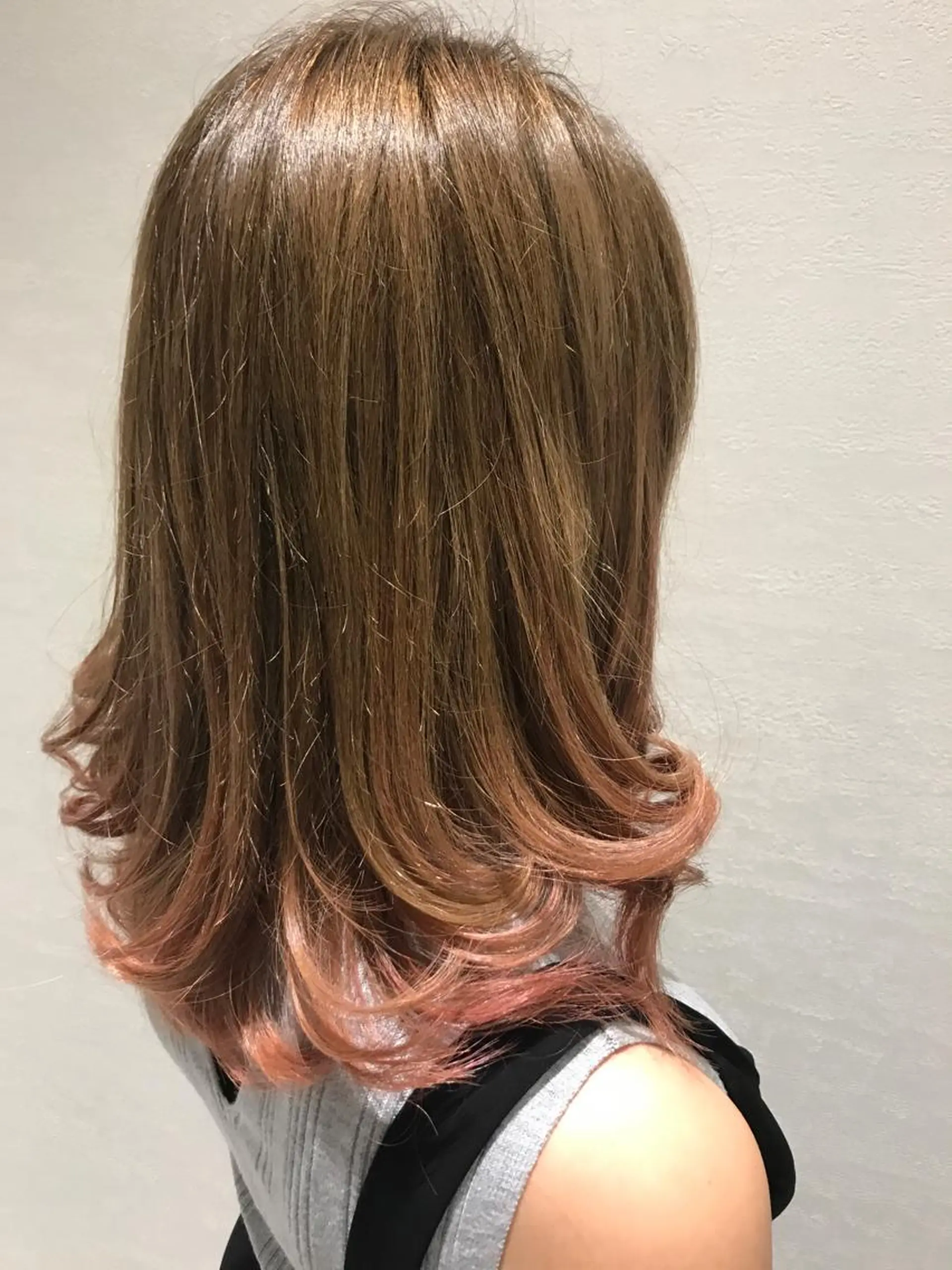 カラー ベージュカラー グラデーションカラー ミルクティーベージュ ピンクカラー 星野 慎也のヘアスタイル