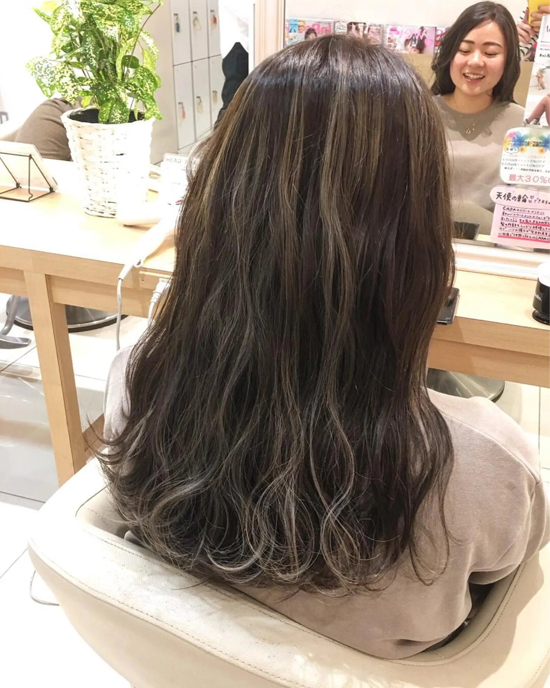 セミロング カラー ハイライトカラー ハイライト 小田原NO1 美容師 飯田飛翔のヘアスタイル