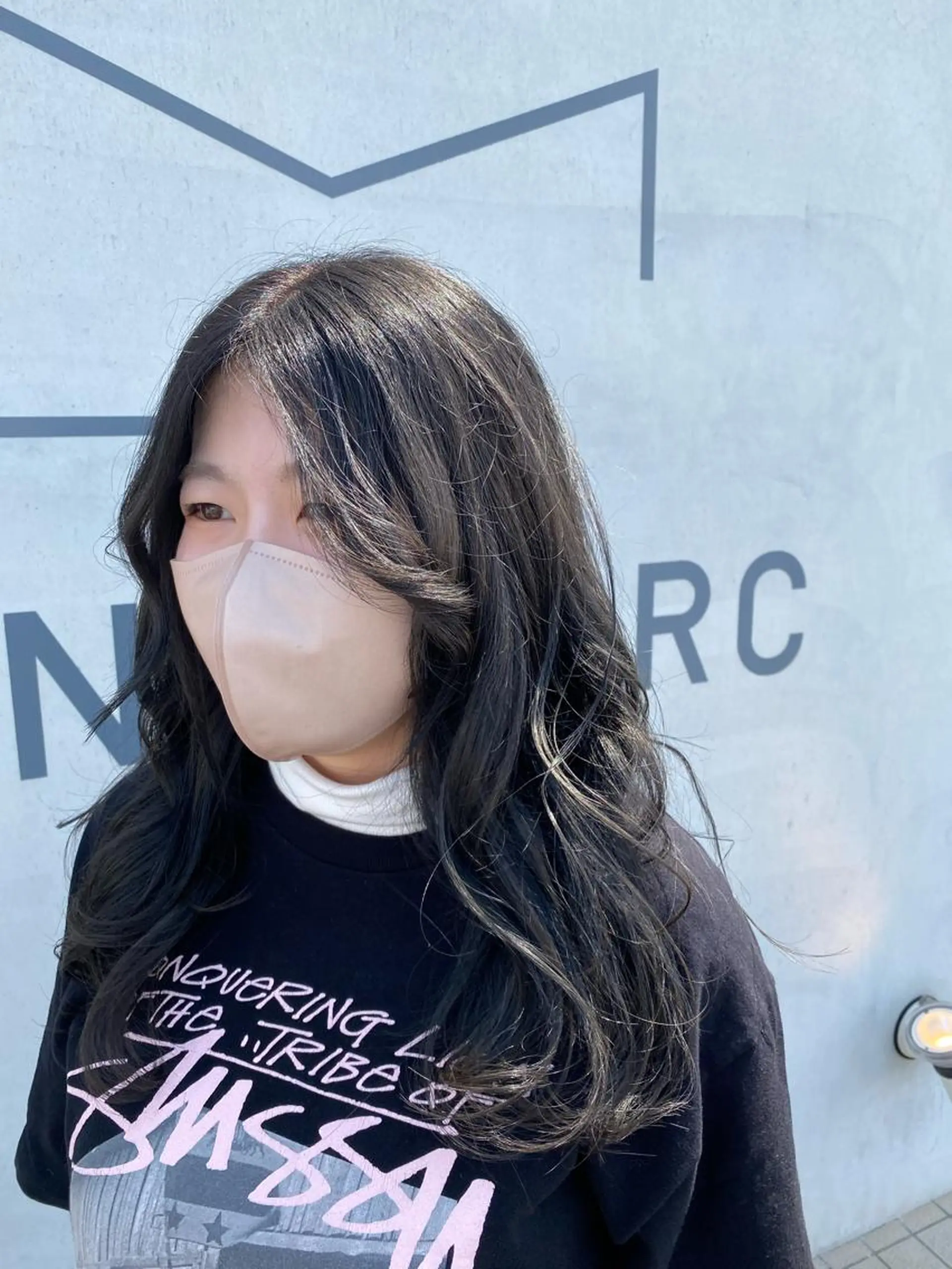 ロング カラー ブリーチ グレージュ 小岸 竜のヘアスタイル