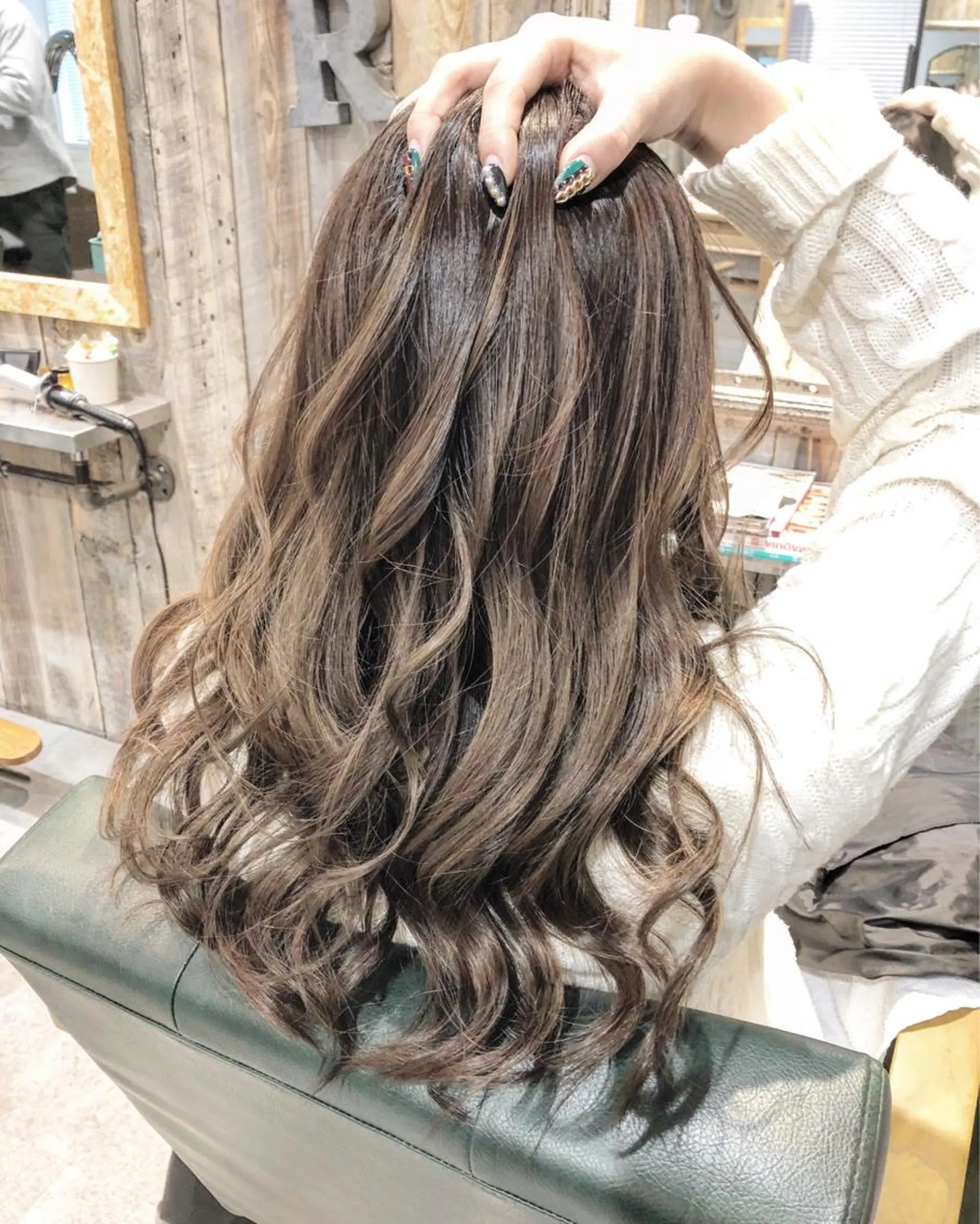 ロング アッシュ アッシュグレー アッシュグレージュ ハイライト ヘアカラー トリートメント 川野 賢のヘアスタイル