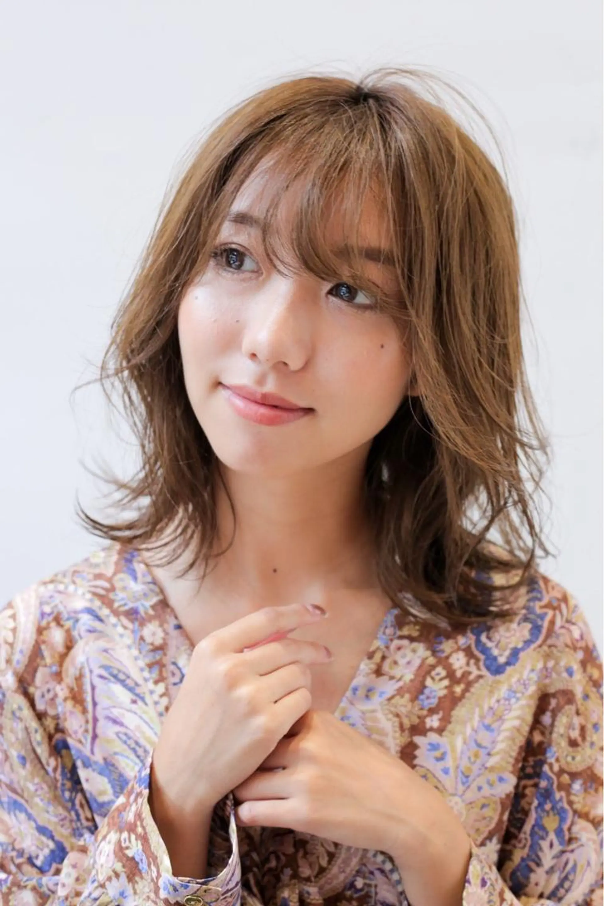 ミディアム & kuのヘアスタイル