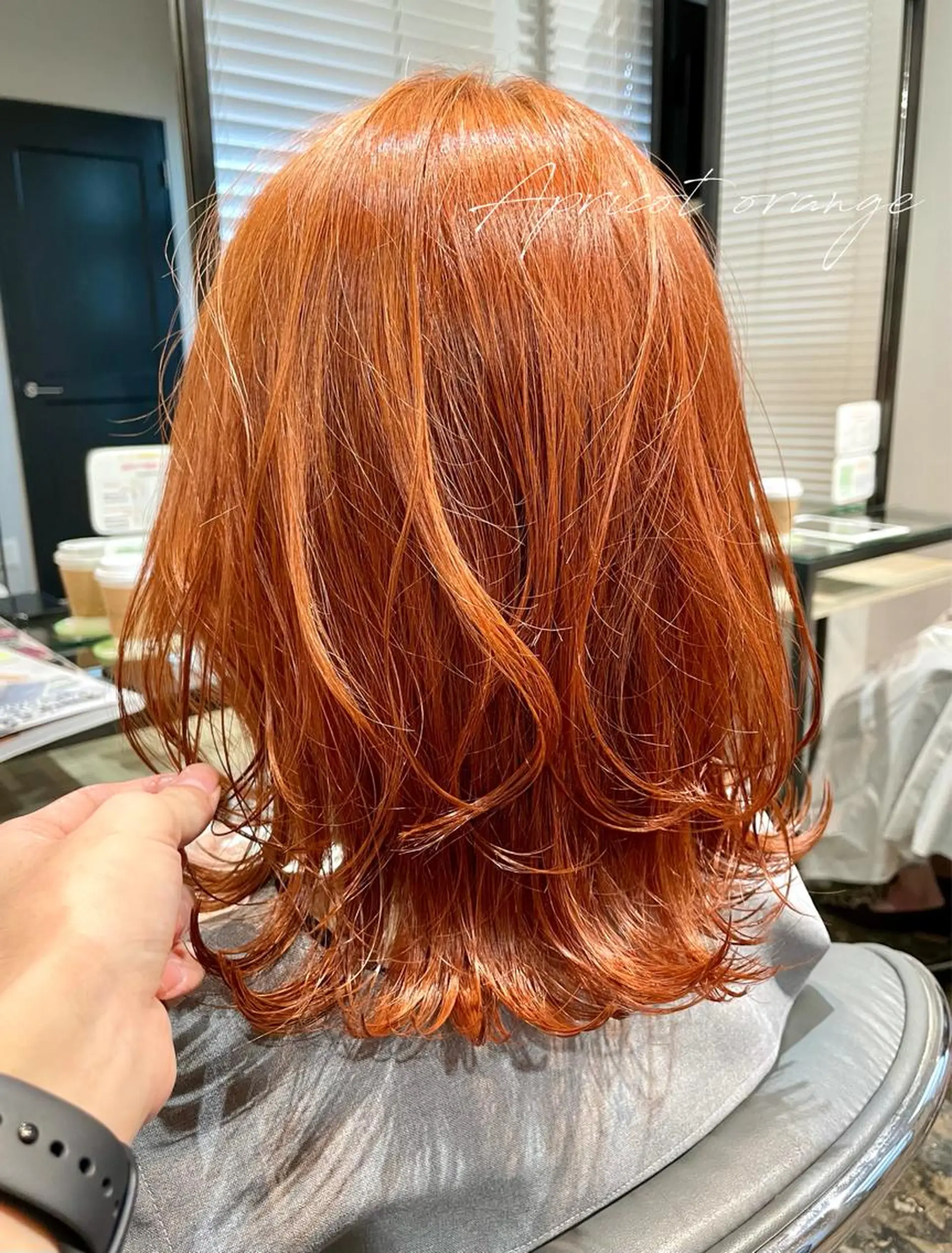 セミロング カラー ベージュカラー ブリーチ オレンジ オレンジベージュ 元町神戸 國井椋介のヘアスタイル
