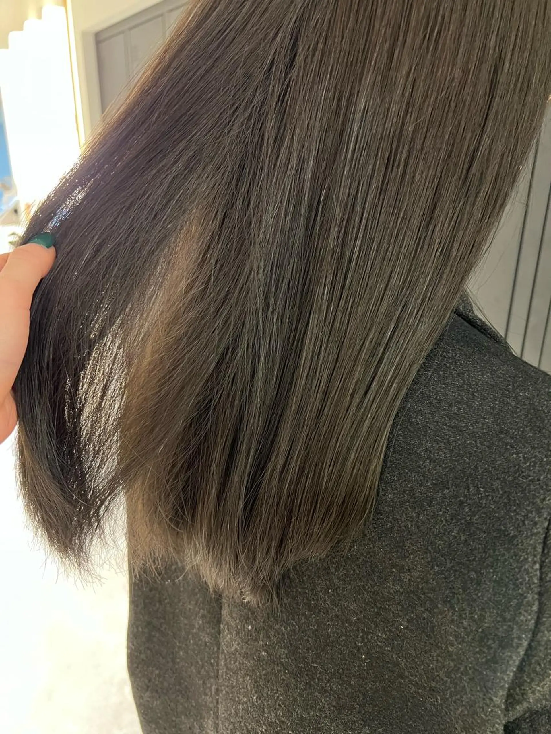 セミロング カラー グレージュ オリーブグレージュ オリーブグレー 暗髪カラー🫐パーマ おくだりんかのヘアスタイル