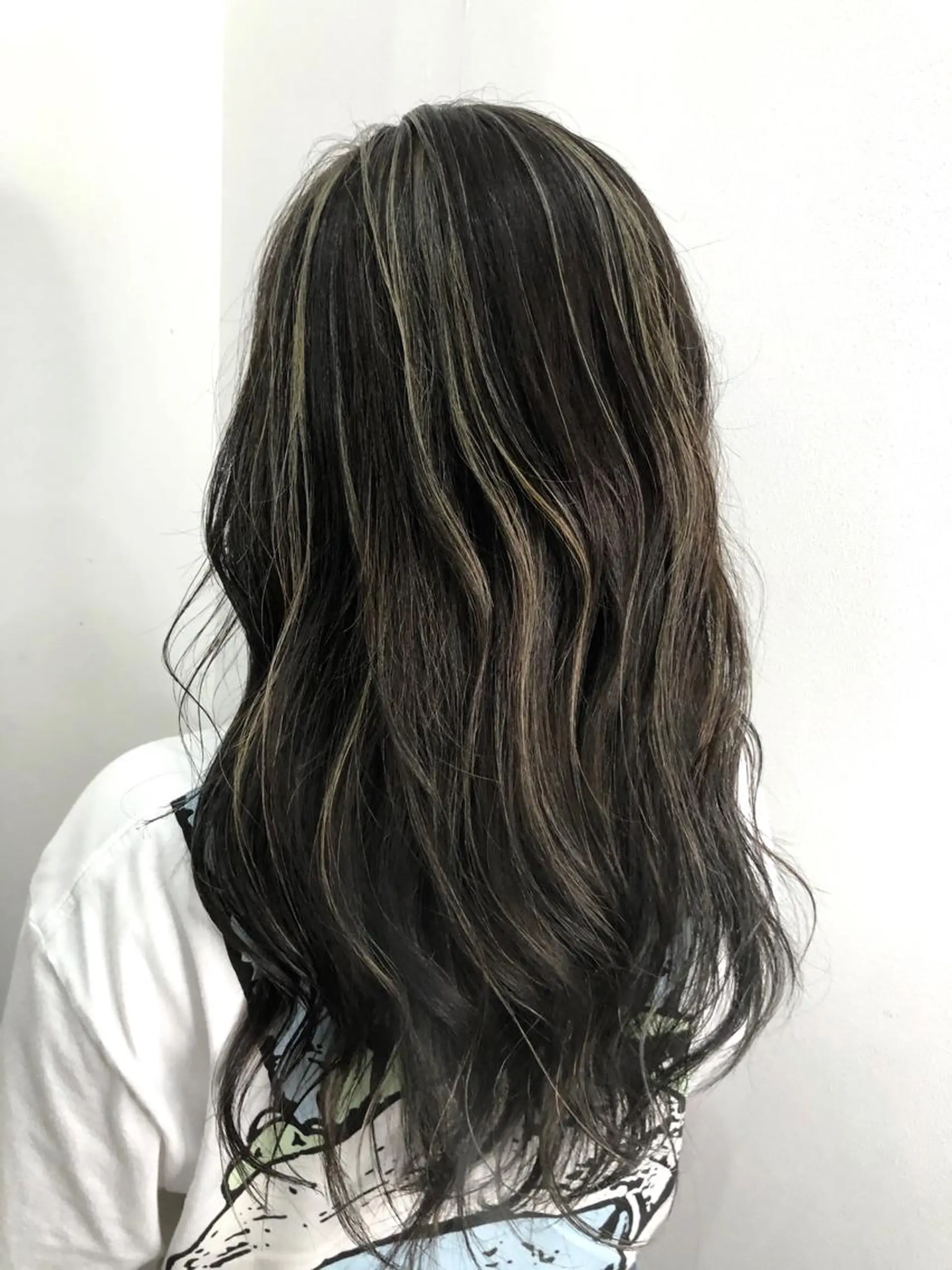 セミロング 白いハイライト🤍 タナカリョウスケのヘアスタイル