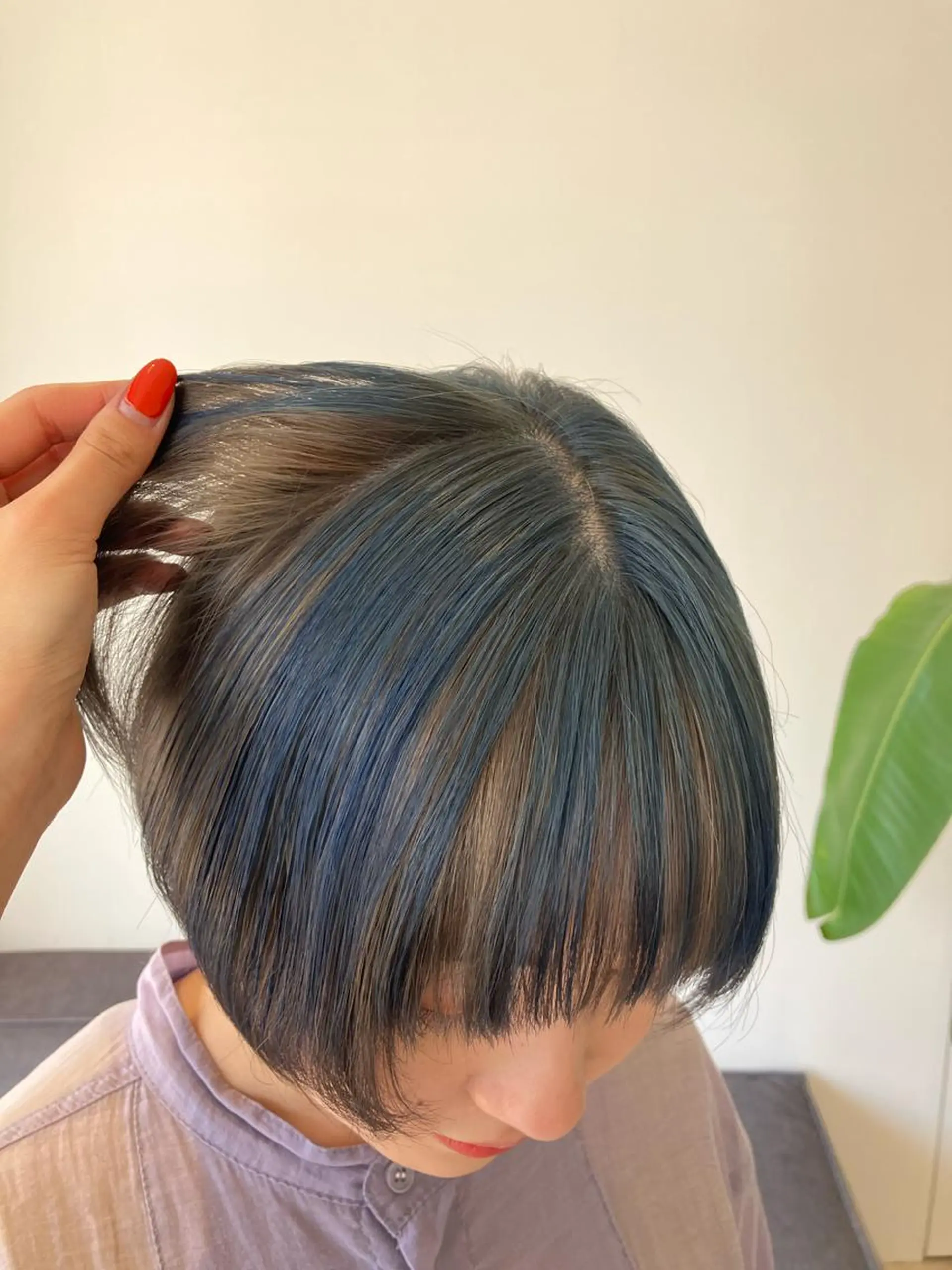 ショート カラー ブリーチ ブルーカラー デザインカラー グレージュ ネイビーカラー サキ🤍ハイトーン 🩰くびれ巻きヘアのヘアスタイル