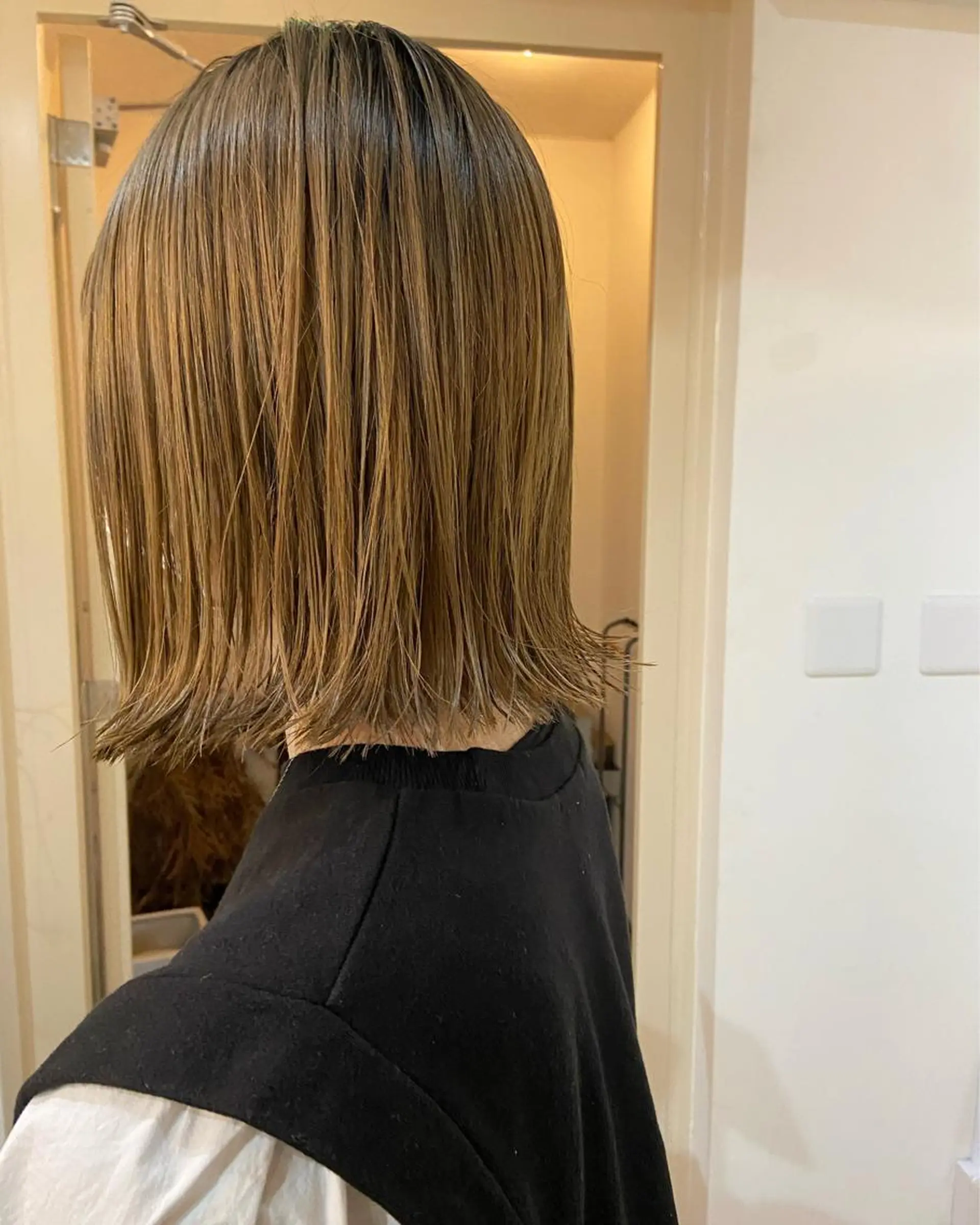 カラー 切りっぱなしボブ ハイトーンカラー ボブ SALTWATER AYARIのヘアスタイル