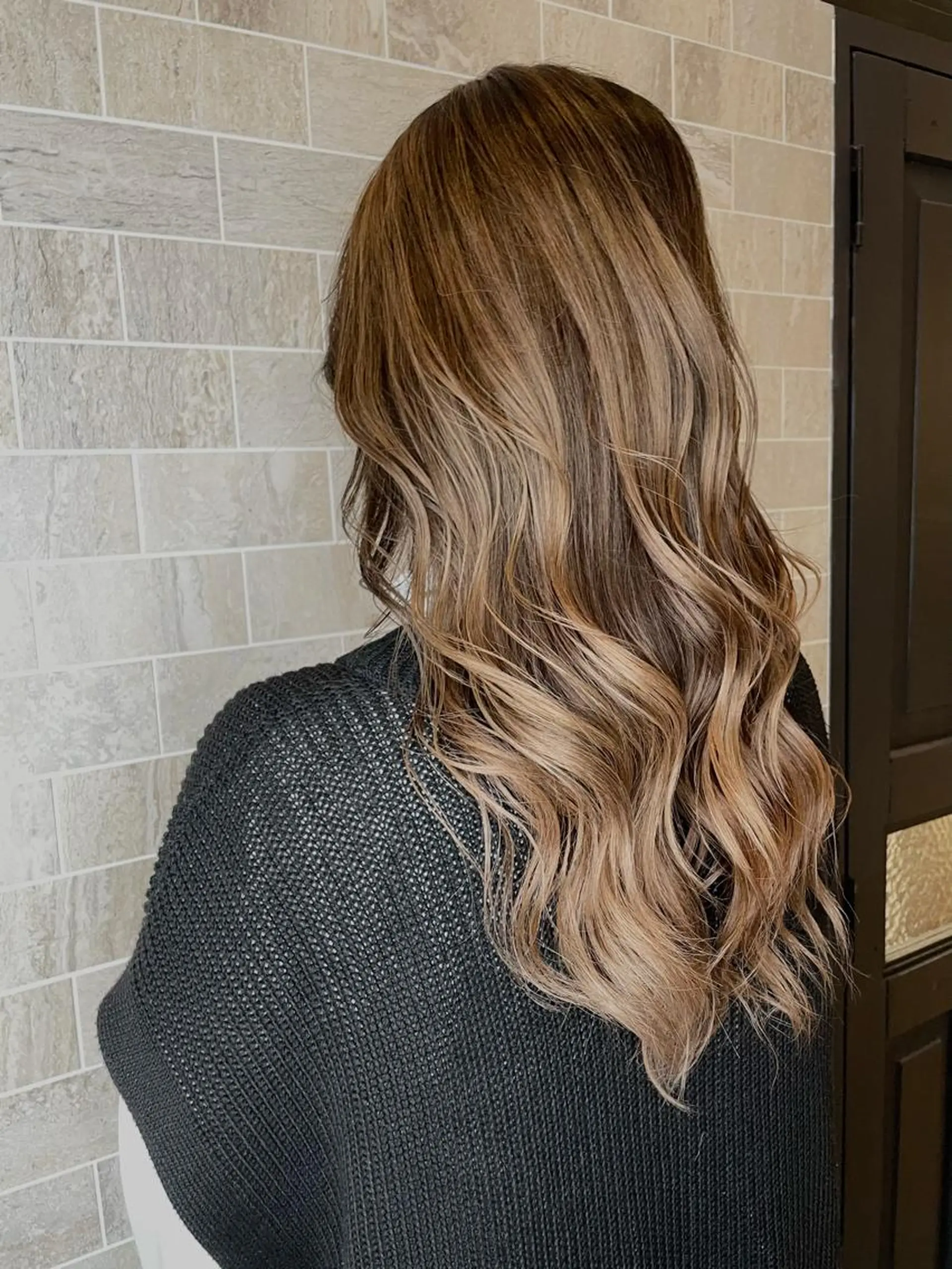 ロング ブリーチ毛矯正.髪質 改善.髪にドラマをのヘアスタイル