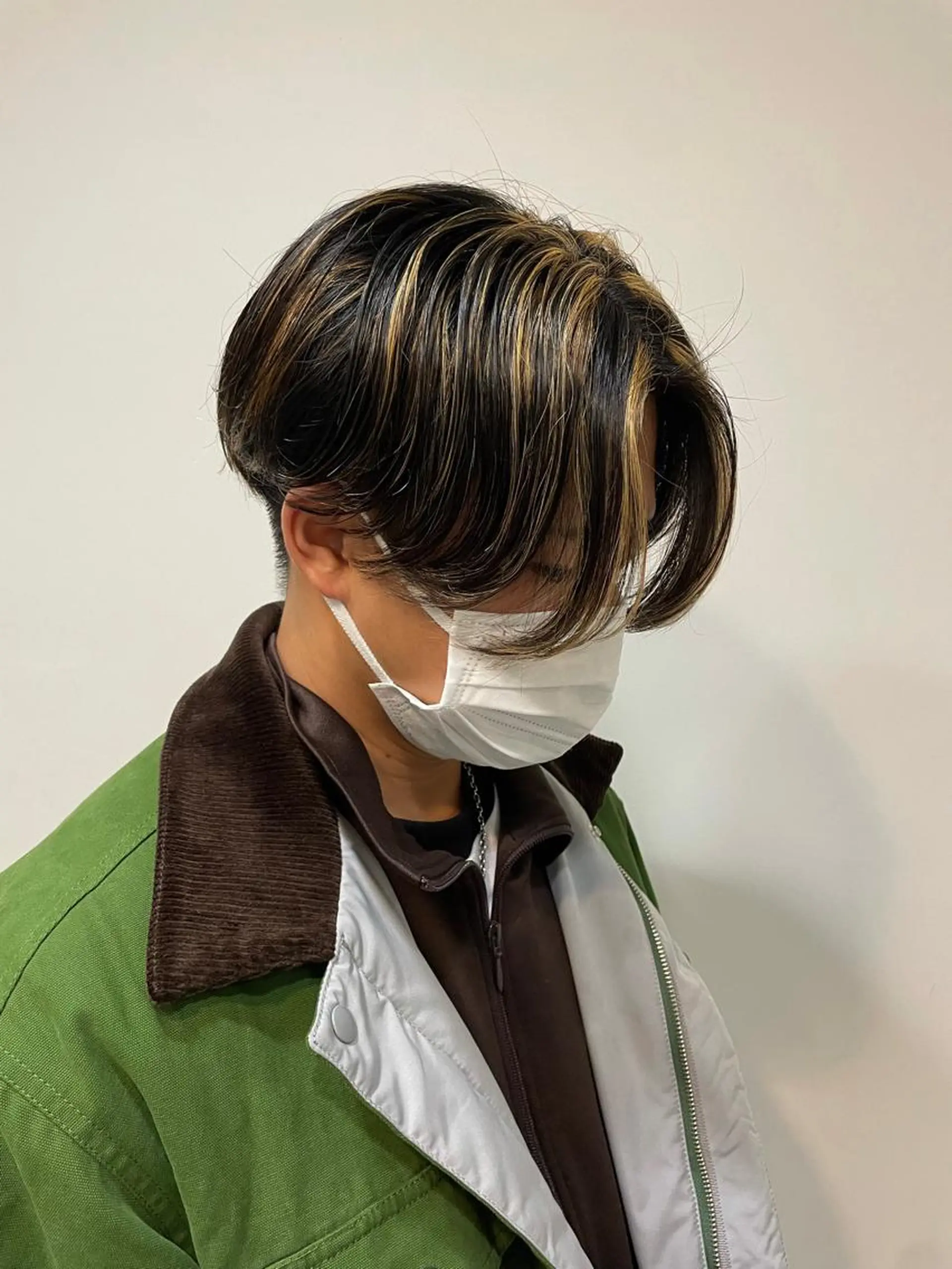 カラー パーマ メンズ メンズブリーチ センターパート ダウンパーマ フェードカット メンズハイライト カット パーマ メンズパーマのプロ 川野翔太のヘアスタイル