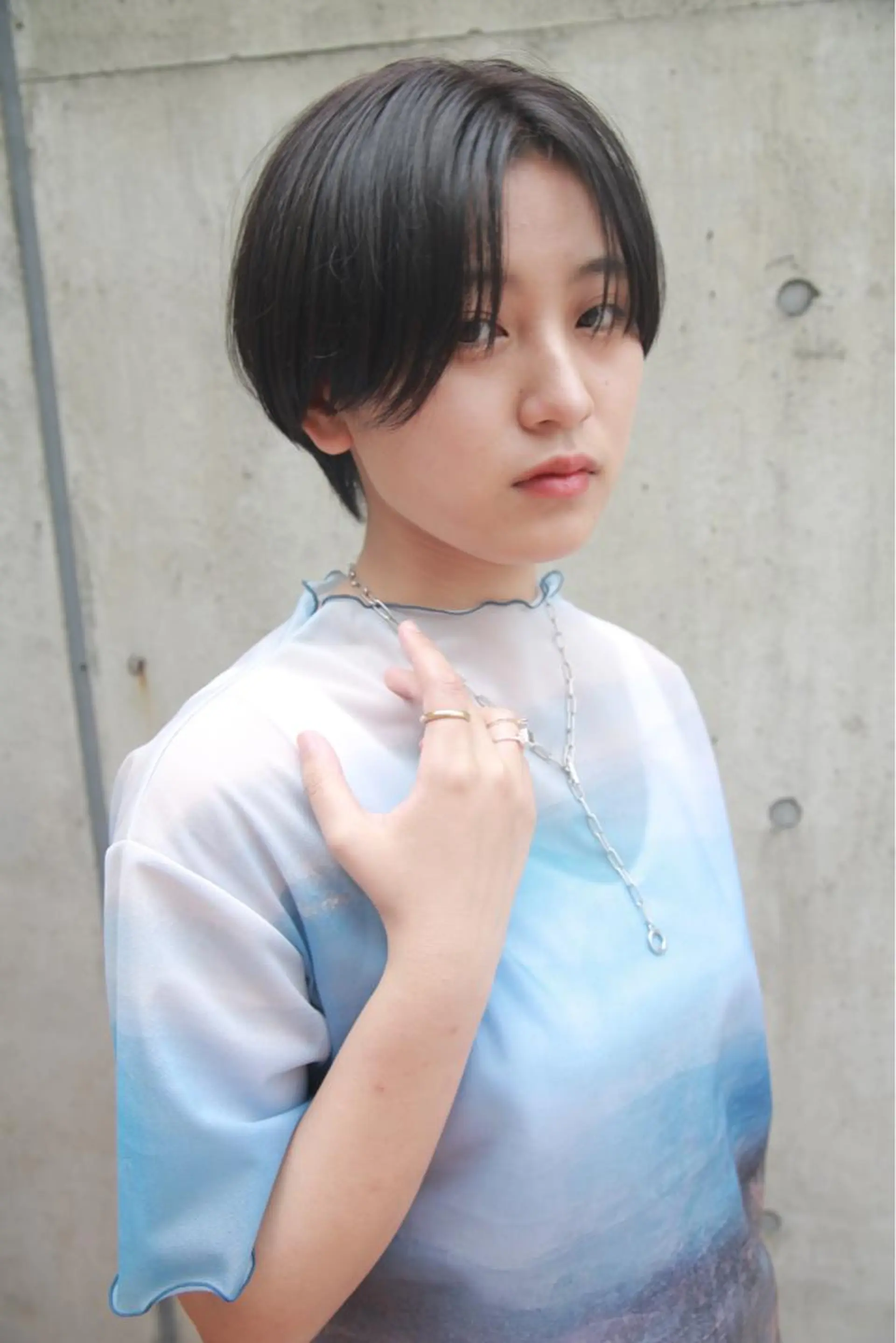 ショート カラー ハンサムショート ダークグレー 韓国風ヘア シースルーバング ショートヘア カット 高木 麻知子のヘアスタイル