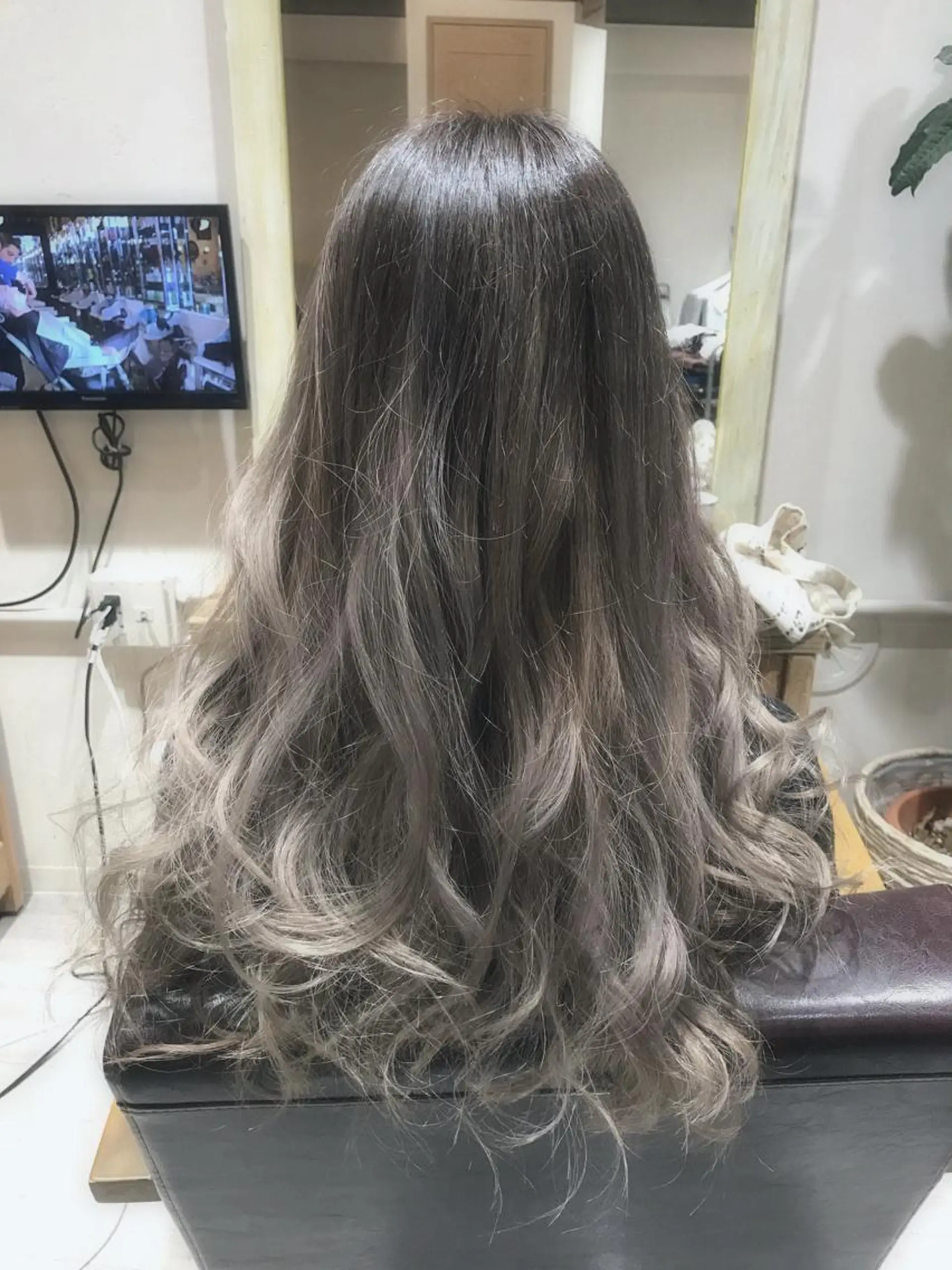 ミディアム セミロング ロング カラー アッシュ グラデーションカラー ホワイトアッシュ 縮毛矯正/美髪 髪質改善/石田幸輔のヘアスタイル