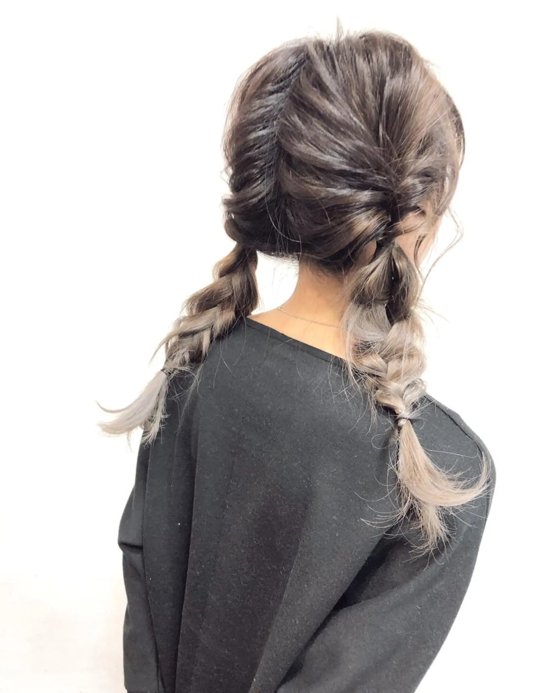 セミロング ヘアアレンジ ツインテール 三つ編み GLAD 萩原のヘアスタイル