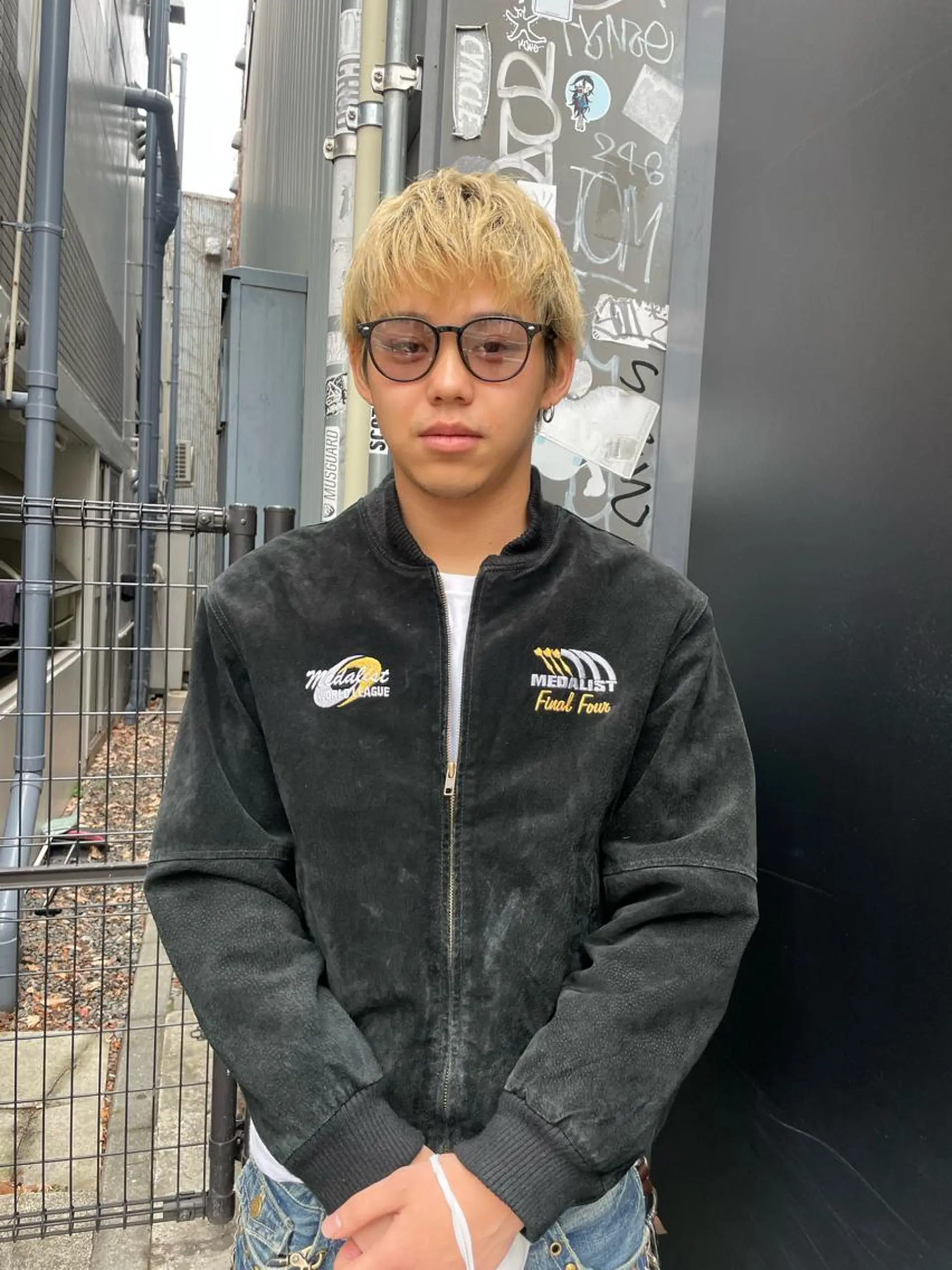 ショート カラー メンズ メンズバレイヤージュ メンズブリーチ センターパート フェードカット メンズハイライト カット トリートメント スパイラルパーマ 🌐hina⭐️のヘアスタイル