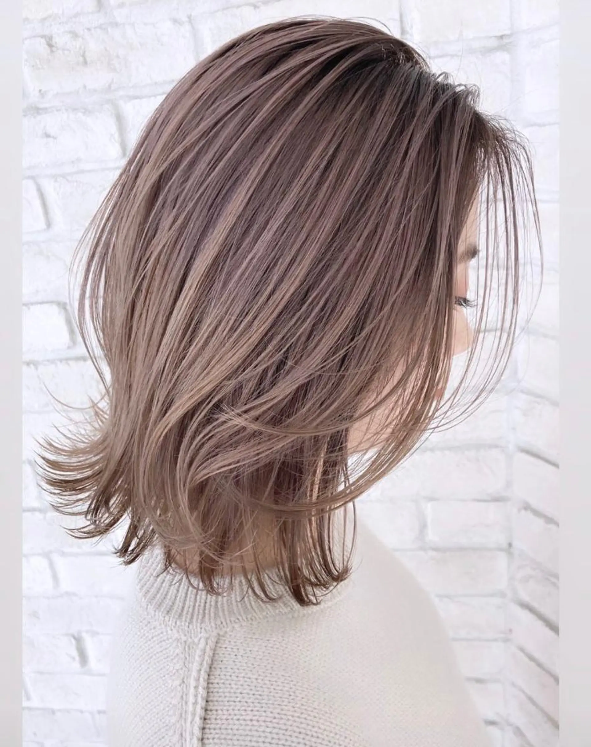 ミディアム あやかショート 白髪ぼかしのヘアスタイル