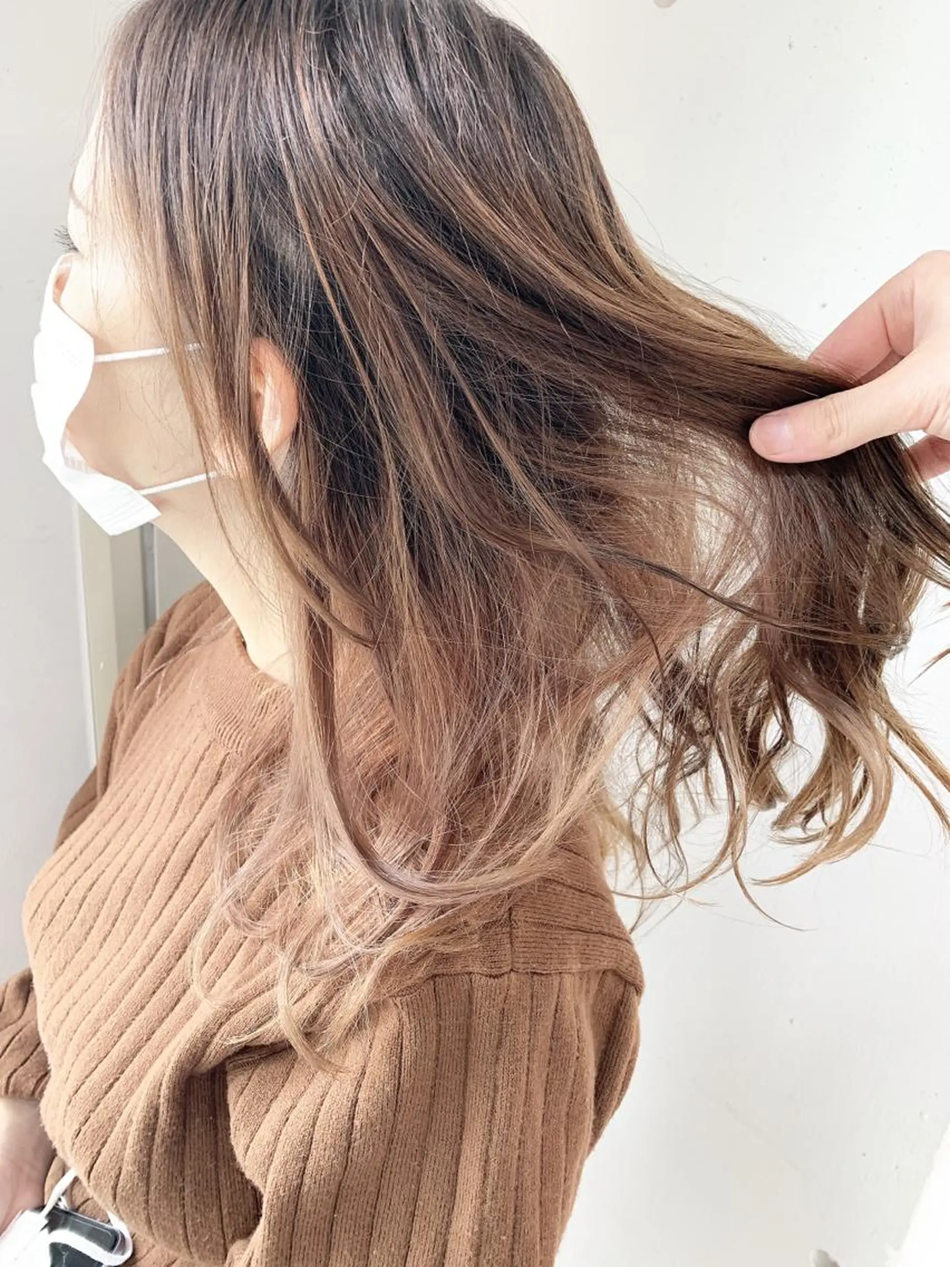 セミロング カラー パーマ ブリーチ ストレートパーマ 白髪ぼかしハイライト 柳川拓哉のヘアスタイル