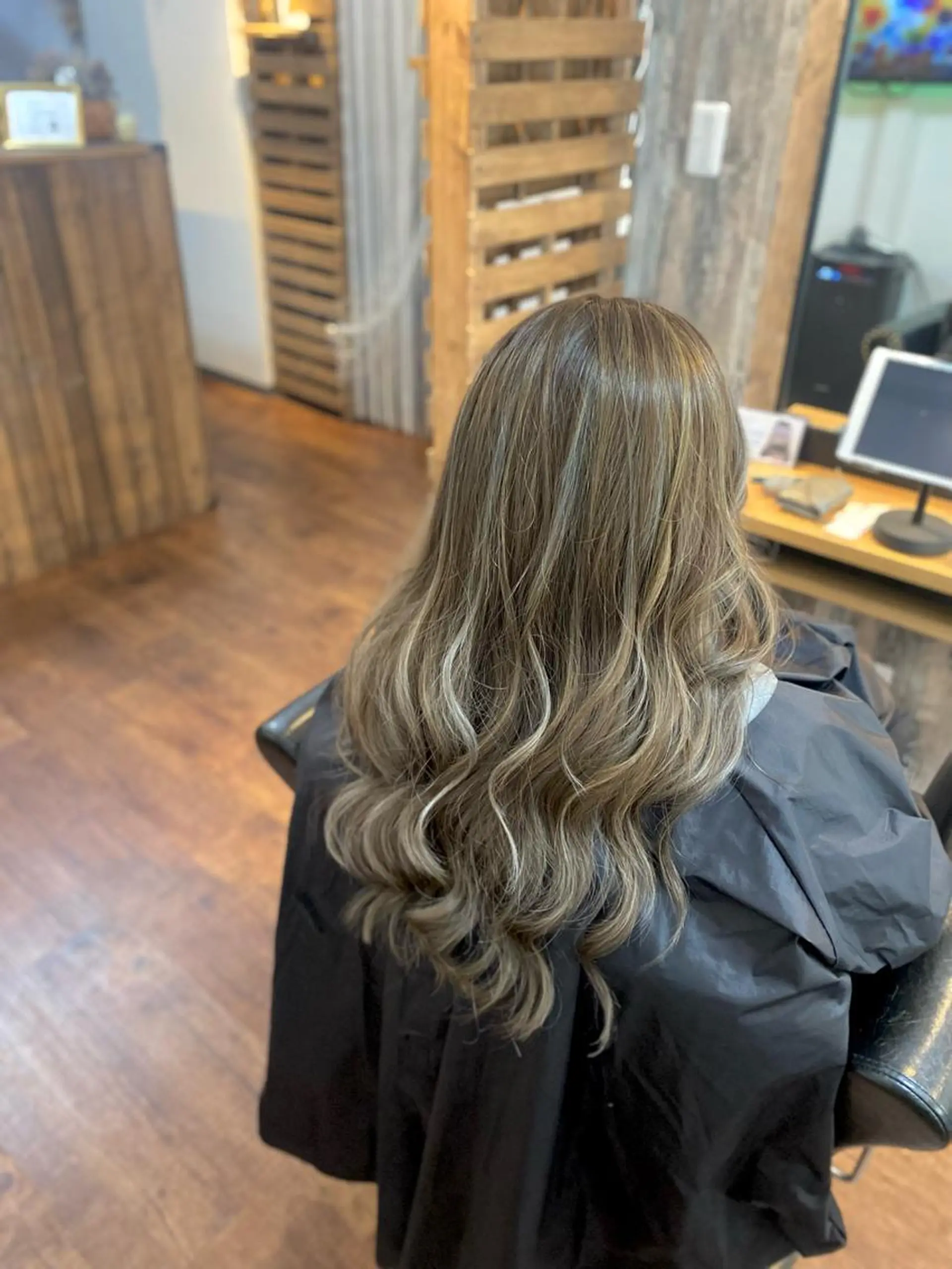 ロング カラー ハイライトカラー ハイライト カット ヘアカラー トリートメント Luzir⭐︎ GEN⭐︎のヘアスタイル