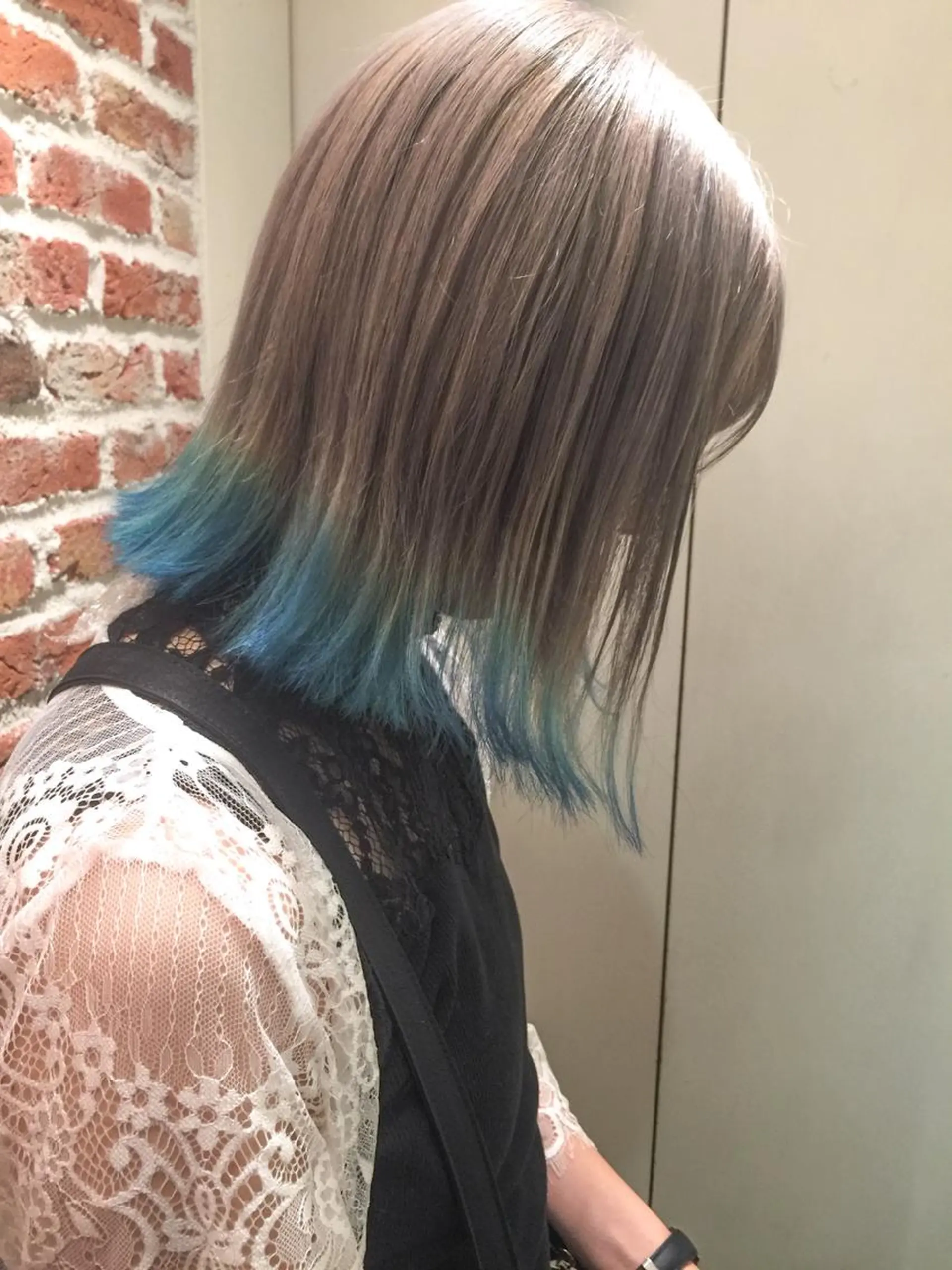 ショート カラー ブリーチ ブルーカラー ヘアカラー ホワイト&レイヤーカ ットエクステ長畠俊輔のヘアスタイル