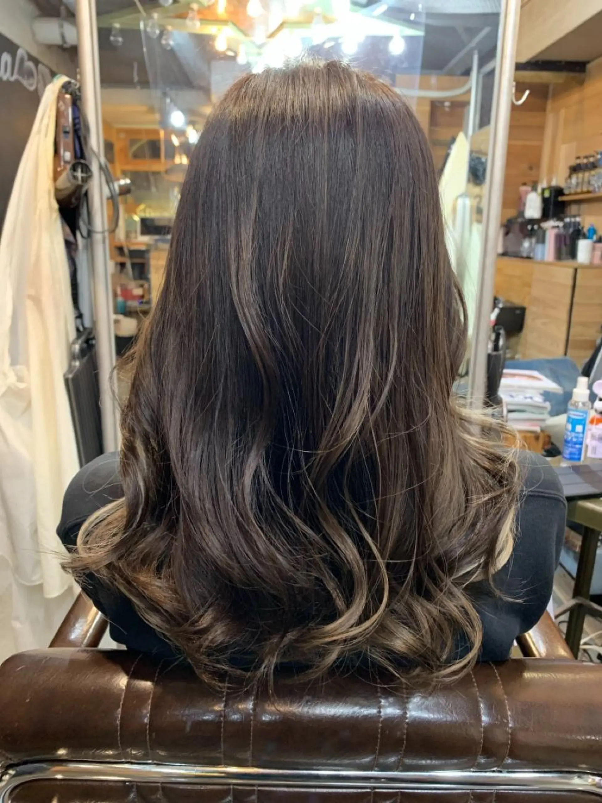 ロング カラー グレージュ インナーカラー ヨッ シーのヘアスタイル