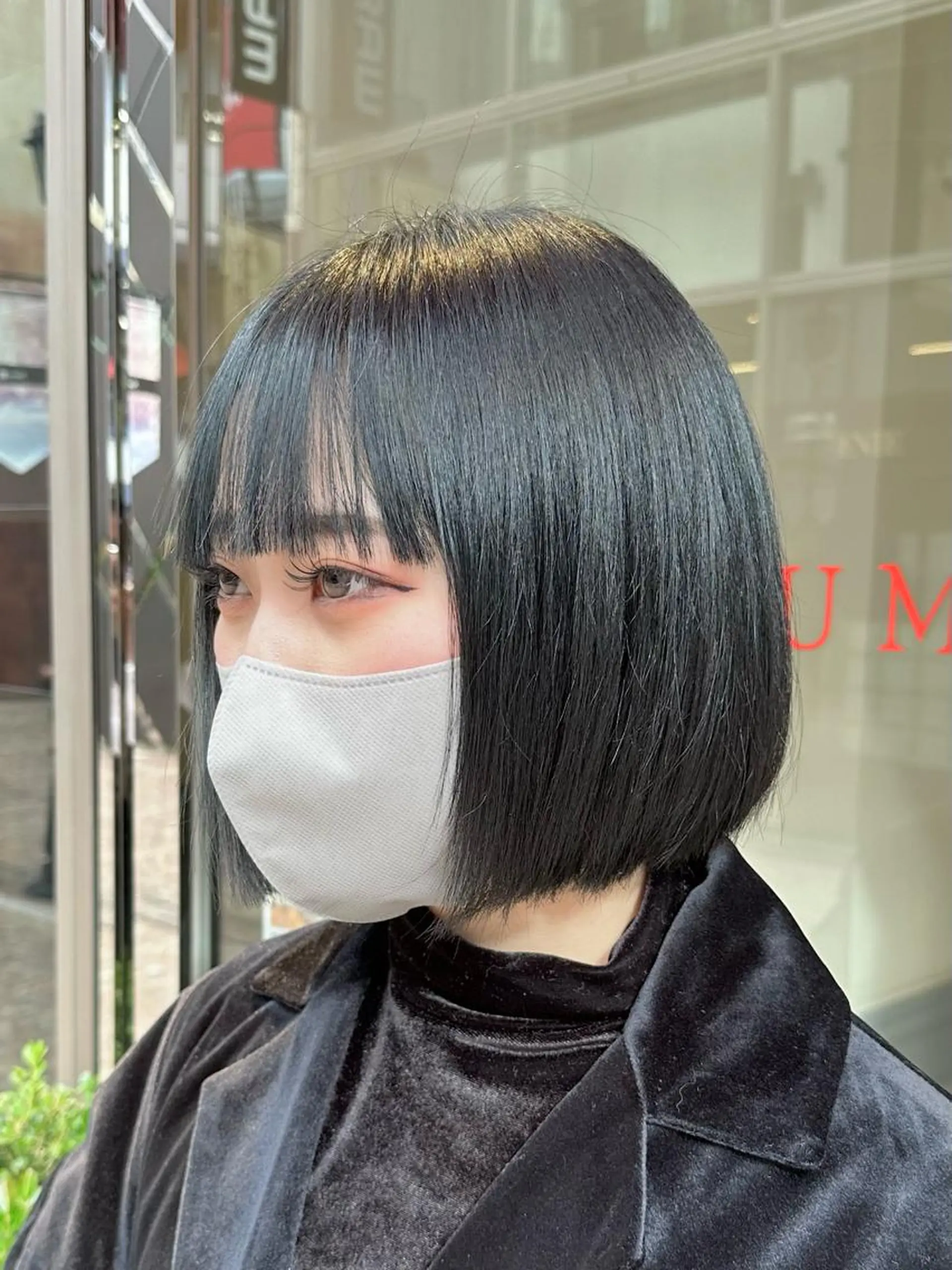 ショート ボブ 外ハネヘア レイヤー/グレージュ メンズパーマのヘアスタイル