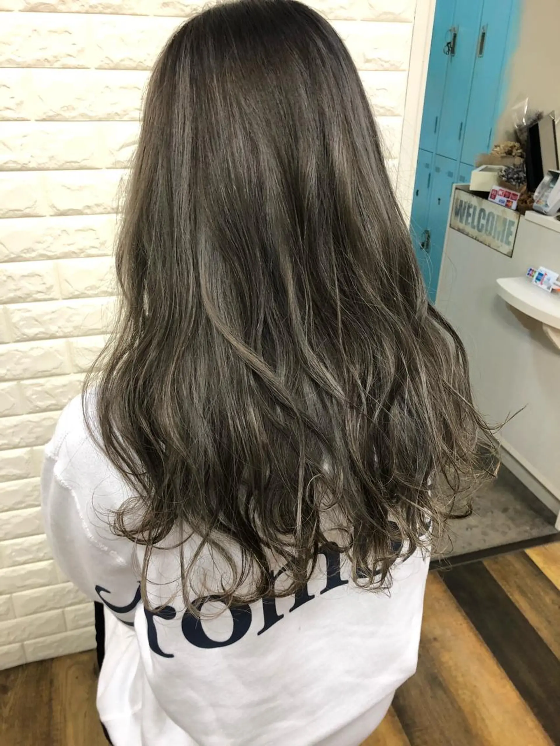 ロング カラー グレージュ ハイライトカラー ハイライト ヘアカラー トリートメント famille ファミーユのヘアスタイル