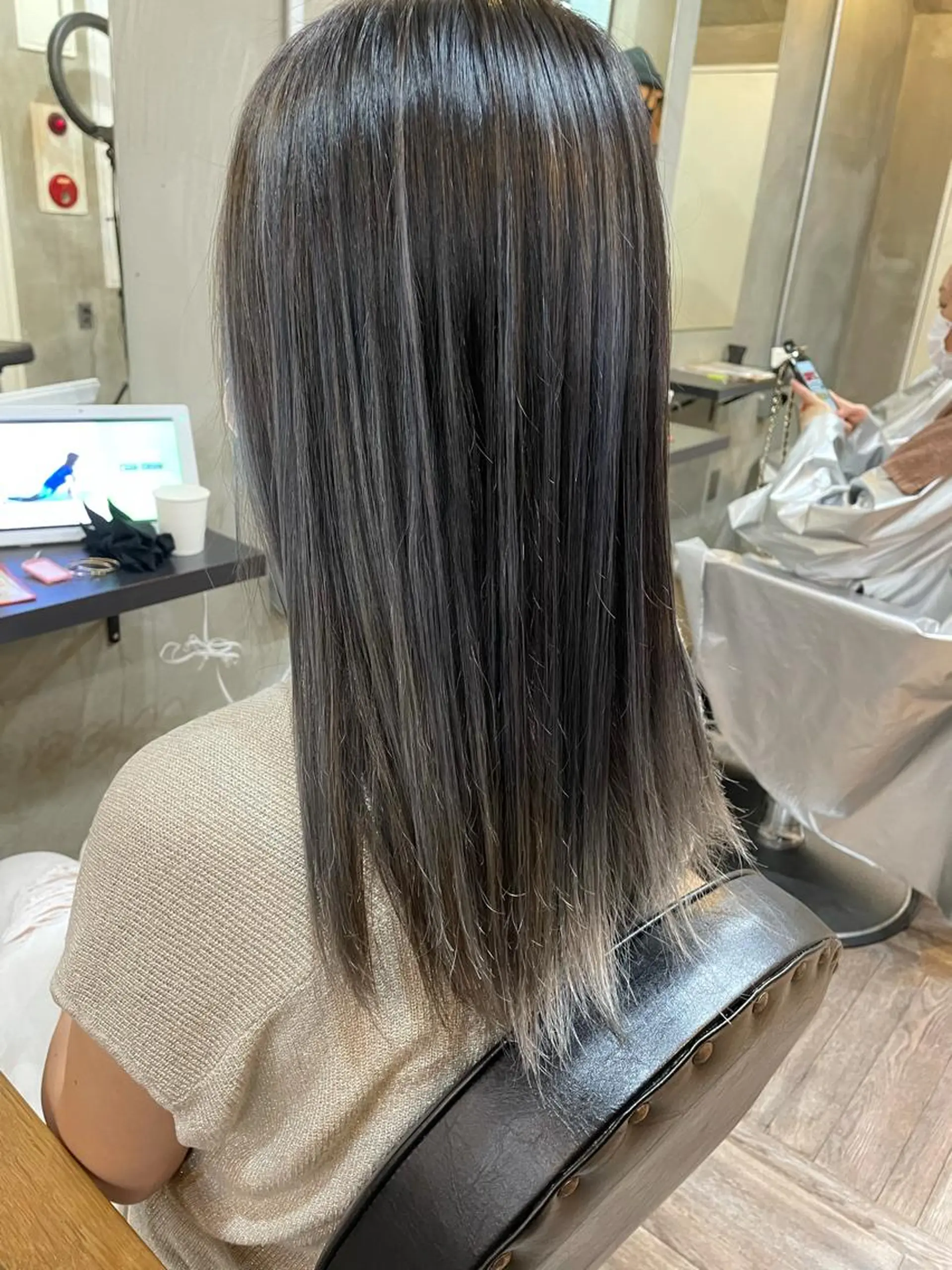 セミロング カラー バレイヤージュ レイヤーカット La fith 店長 城谷颯人のヘアスタイル